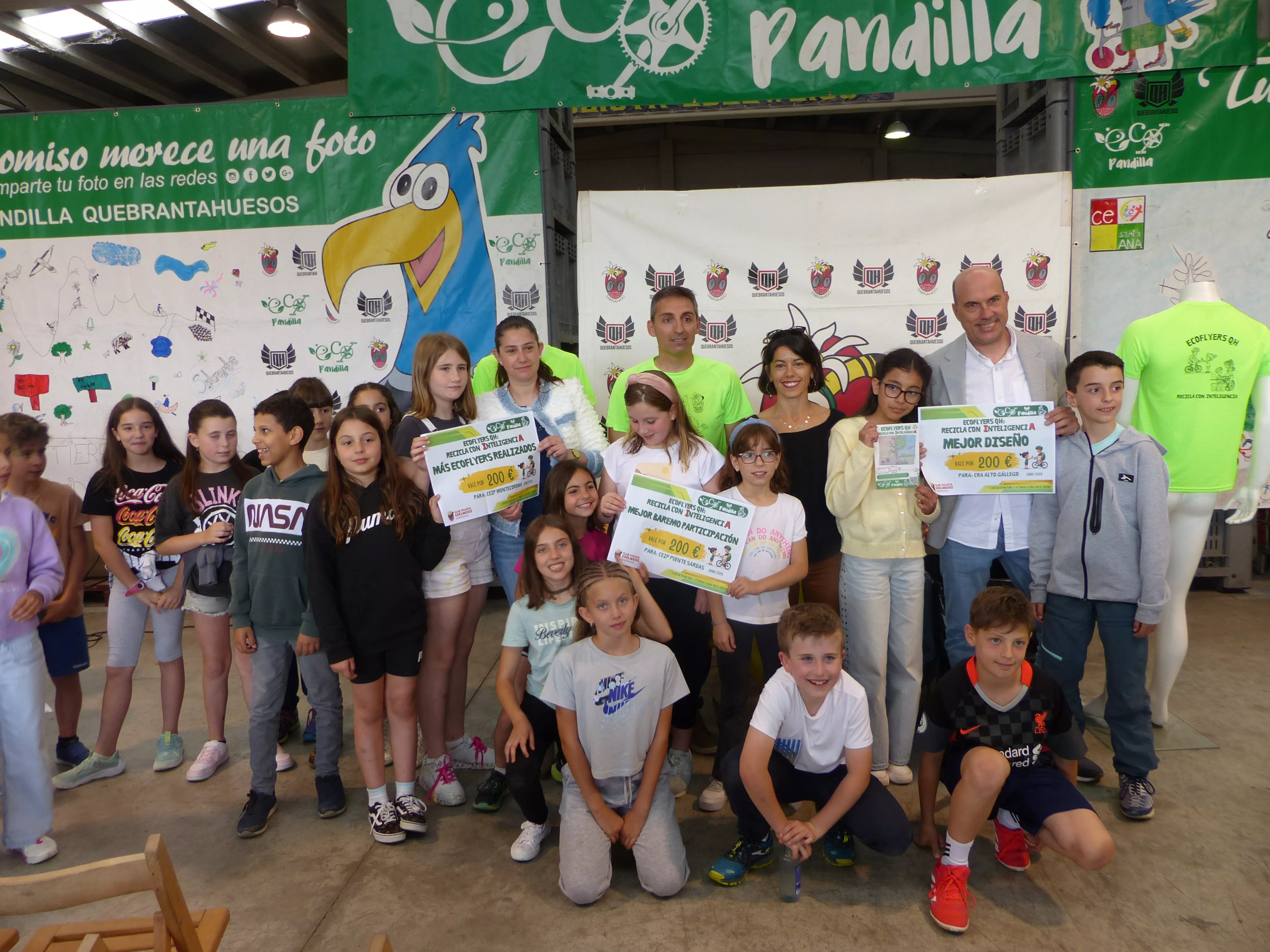 LOS PREMIADOS: LA ALUMNA JARY FONTANA PRIMER PREMIO AL MEJOR DISEÑO DE ECOFLIYERS. FOTO: ANDRÉS ALCARAZ