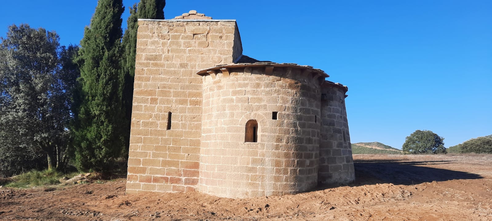 Imágenes de la ermita de Santa Lucía de Ayerbe restaurada