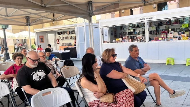 Público asistente al acto en la Feria del Libro de Huesca. Público asistente al acto en la Feria del Libro de Huesca.