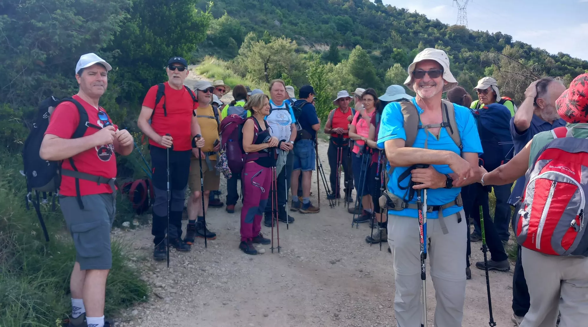 Parte del grupo durante un descanso hacia el castillo de Samitier. Parte del grupo durante un descanso hacia el castillo de Samitier.