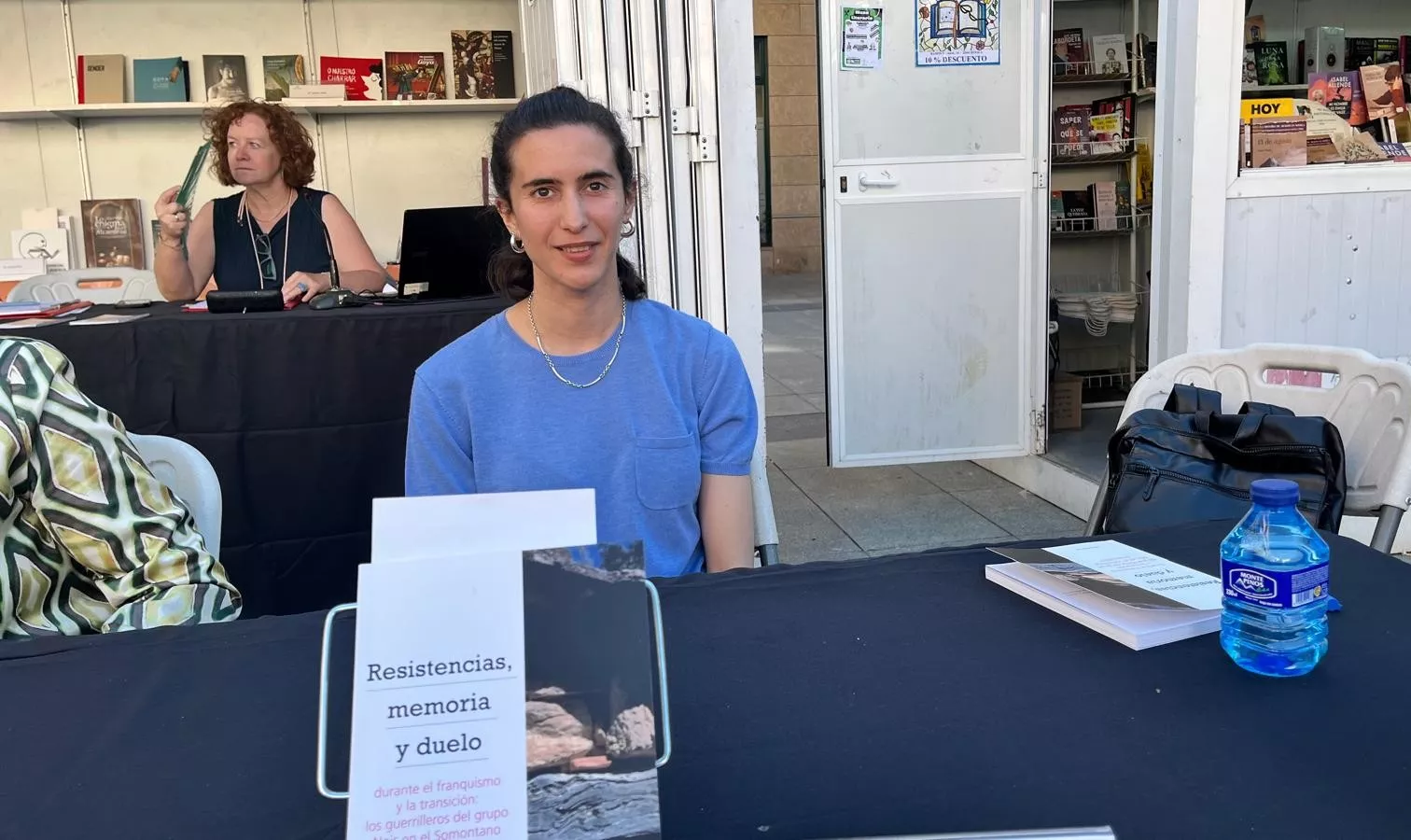 Sandra Blasco Lisa con su libro en la Feria de Huesca. Foto Mercedes Manterola
