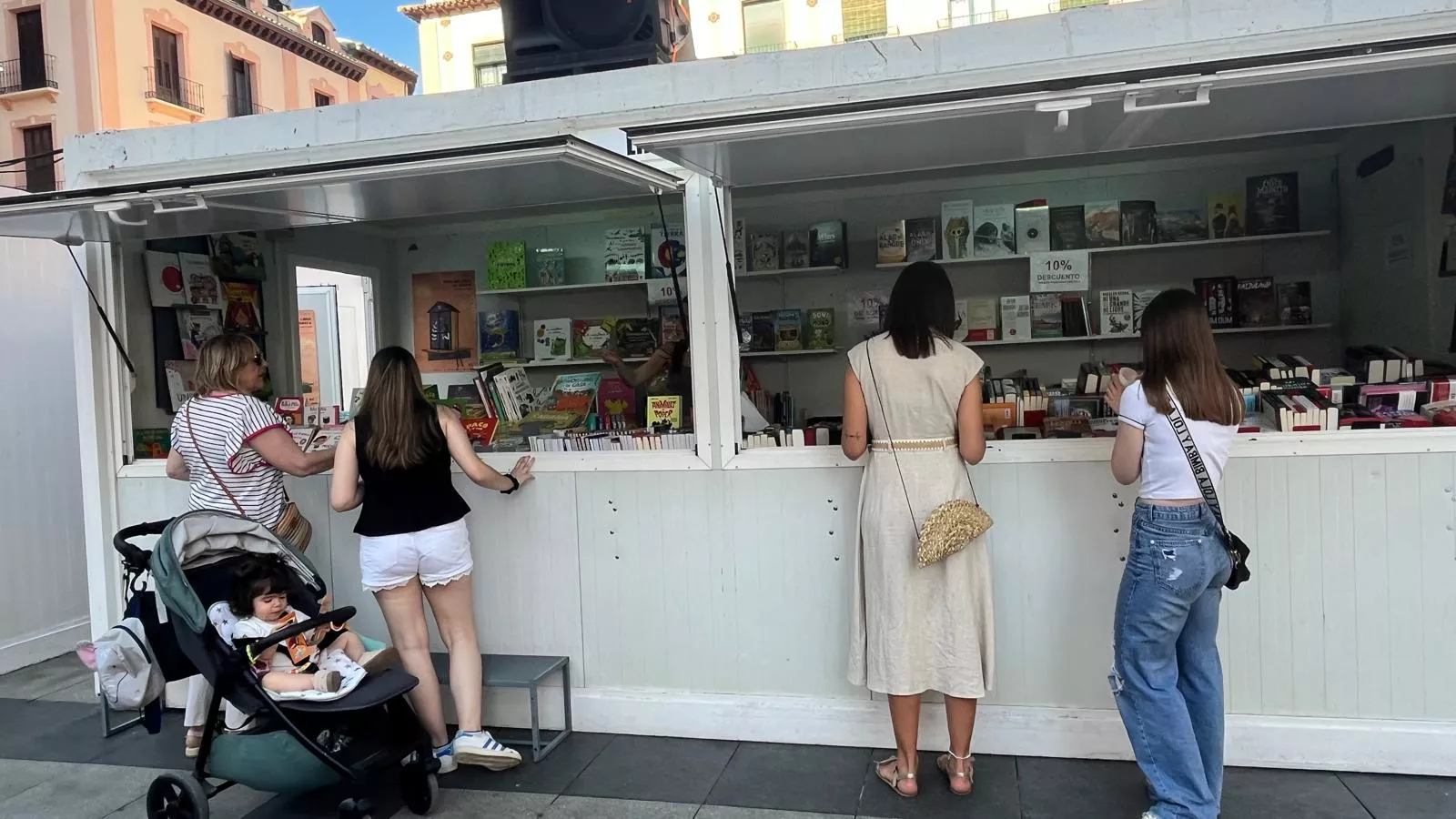 Ambiente el jueves en la Feria del Libro de Huesca. Foto Mercedes Manterola