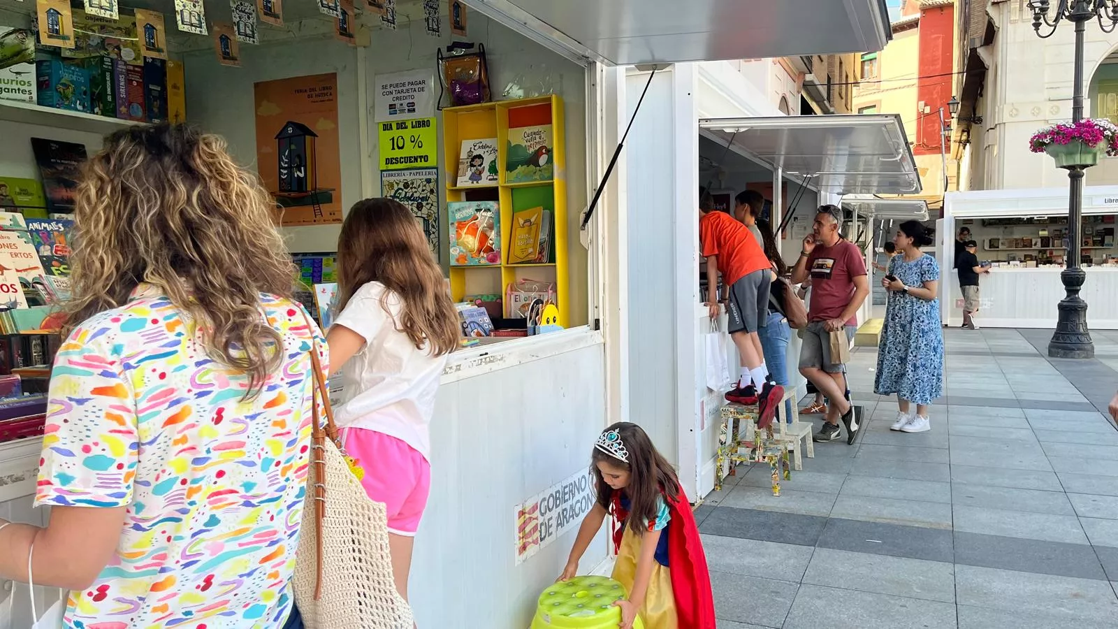 Ambiente el jueves en la Feria del Libro de Huesca. Foto Mercedes Manterola