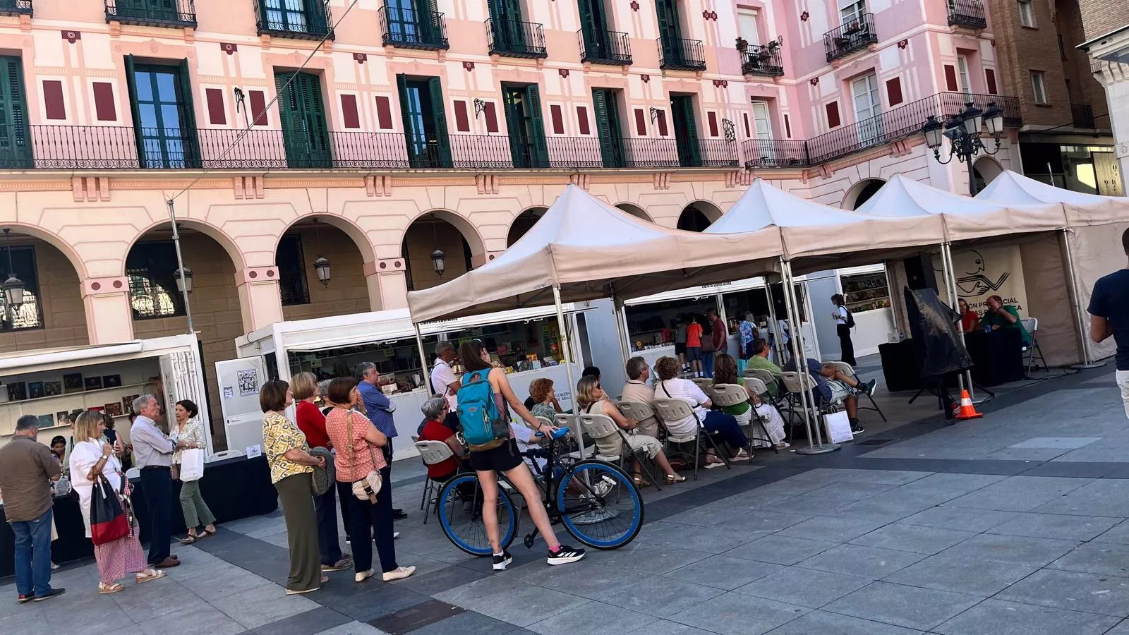 Ambiente el jueves en la Feria del Libro de Huesca. Foto Mercedes Manterola