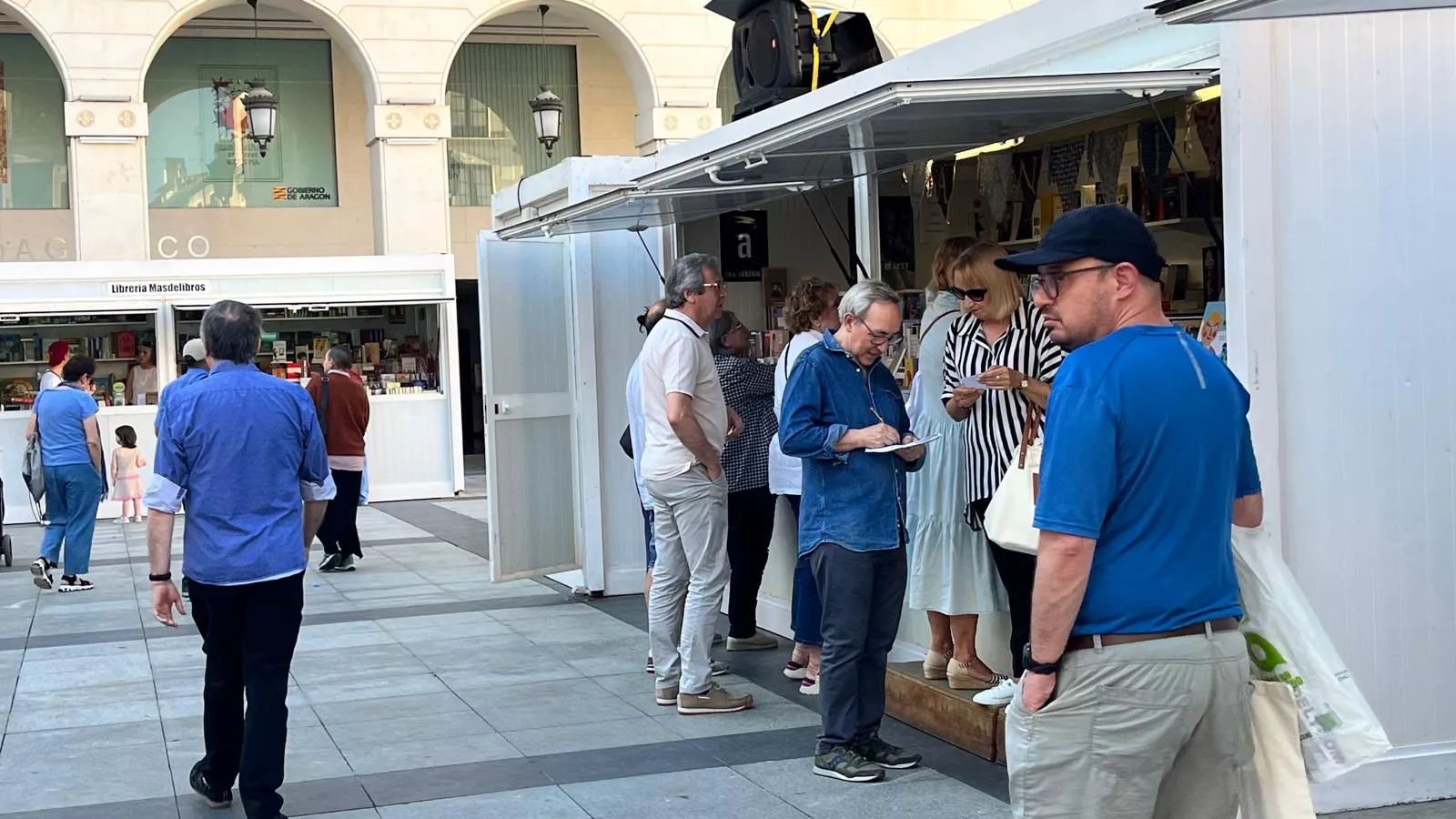 Ambiente el jueves en la Feria del Libro de Huesca. Foto Mercedes Manterola