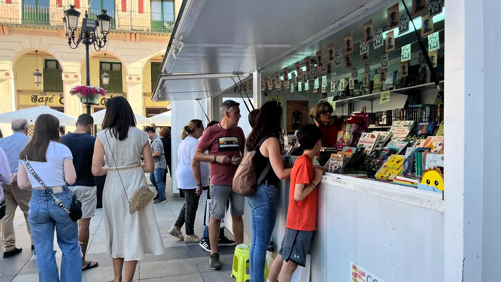 Ambiente el jueves en la Feria del Libro de Huesca. Foto Mercedes Manterola