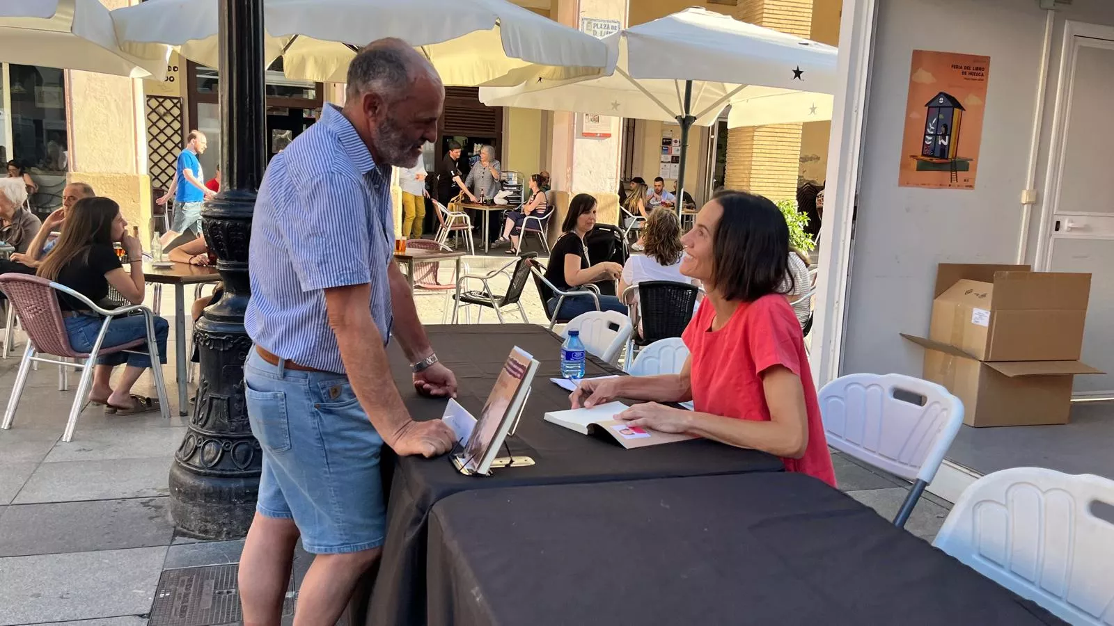 Firma de ejemplares de Paula Figols, Foto Mercedes Manterola