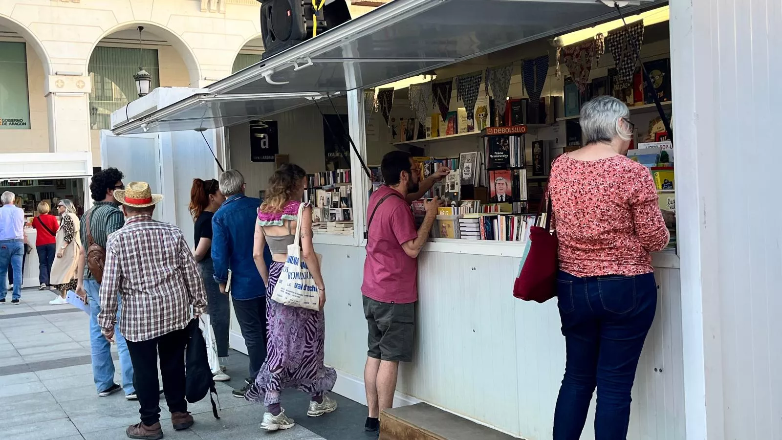Ambiente el jueves en la Feria del Libro de Huesca. Foto Mercedes Manterola