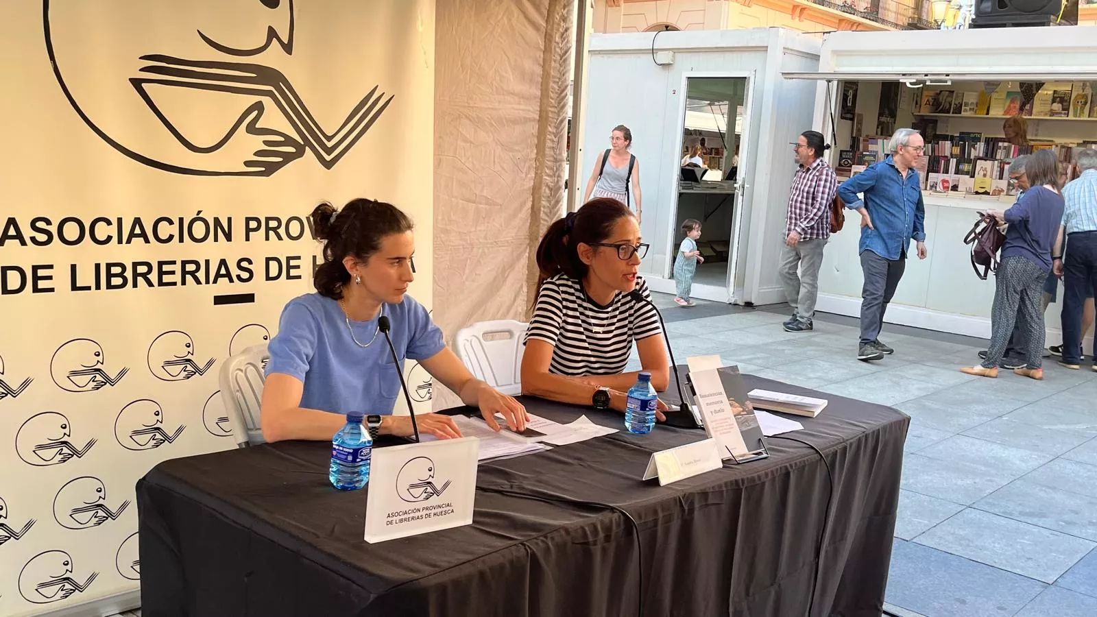 Sandra Blasco, presentando su obra en la Feria del Libro de Huesca. Foto Mercedes Manterola