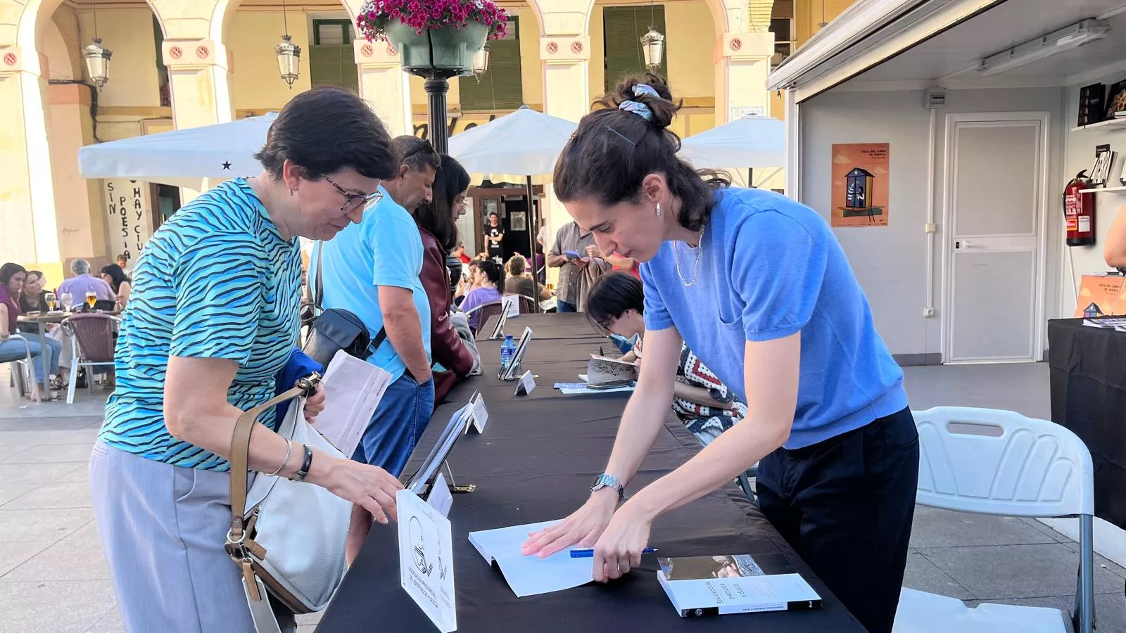 Firma de ejemplares de Sandra Blasco. Foto Mercedes Manterola