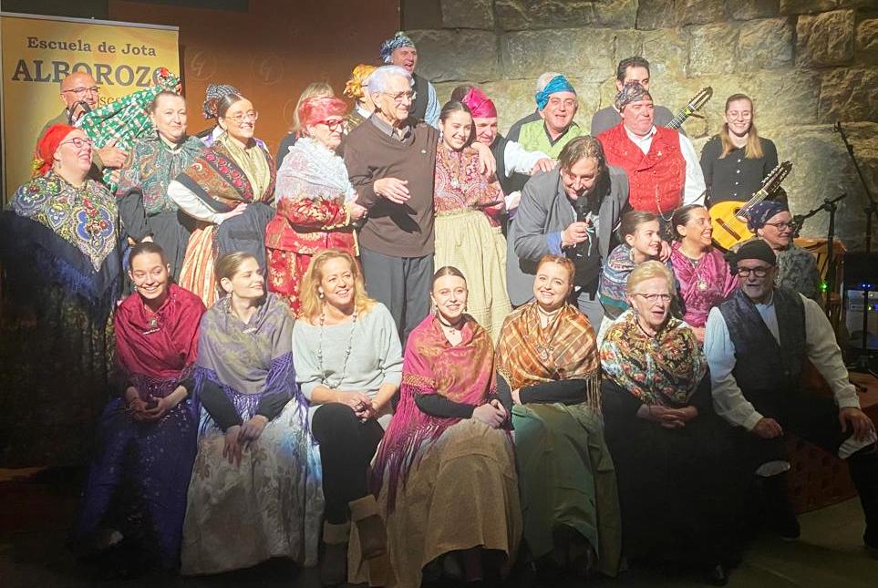 Participantes en el Festival de Navidad de la Escuela Alborozo