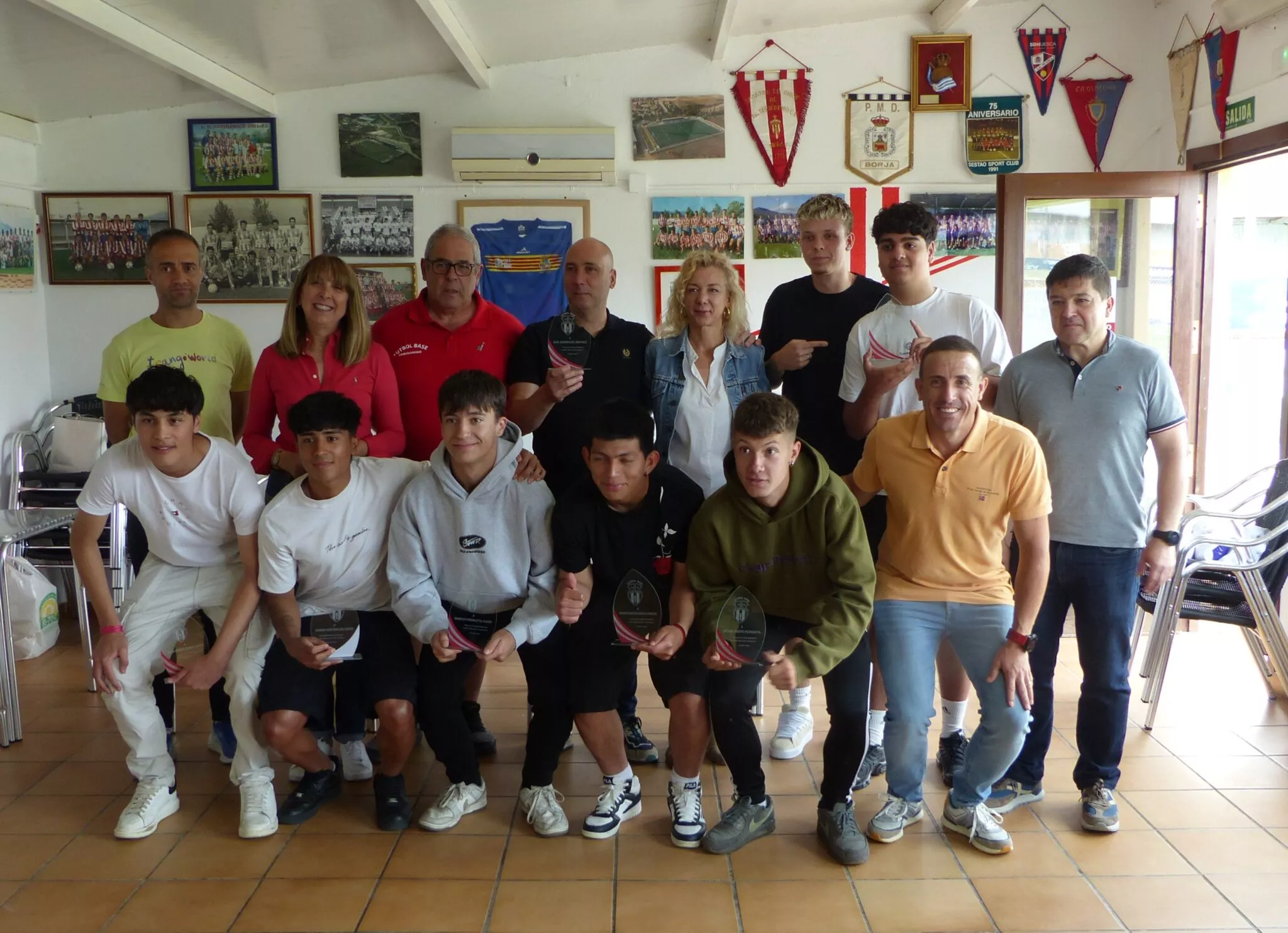 Homenaje a los juveniles que cierran su etapa en la categoría. Foto: Andrés Alcaraz