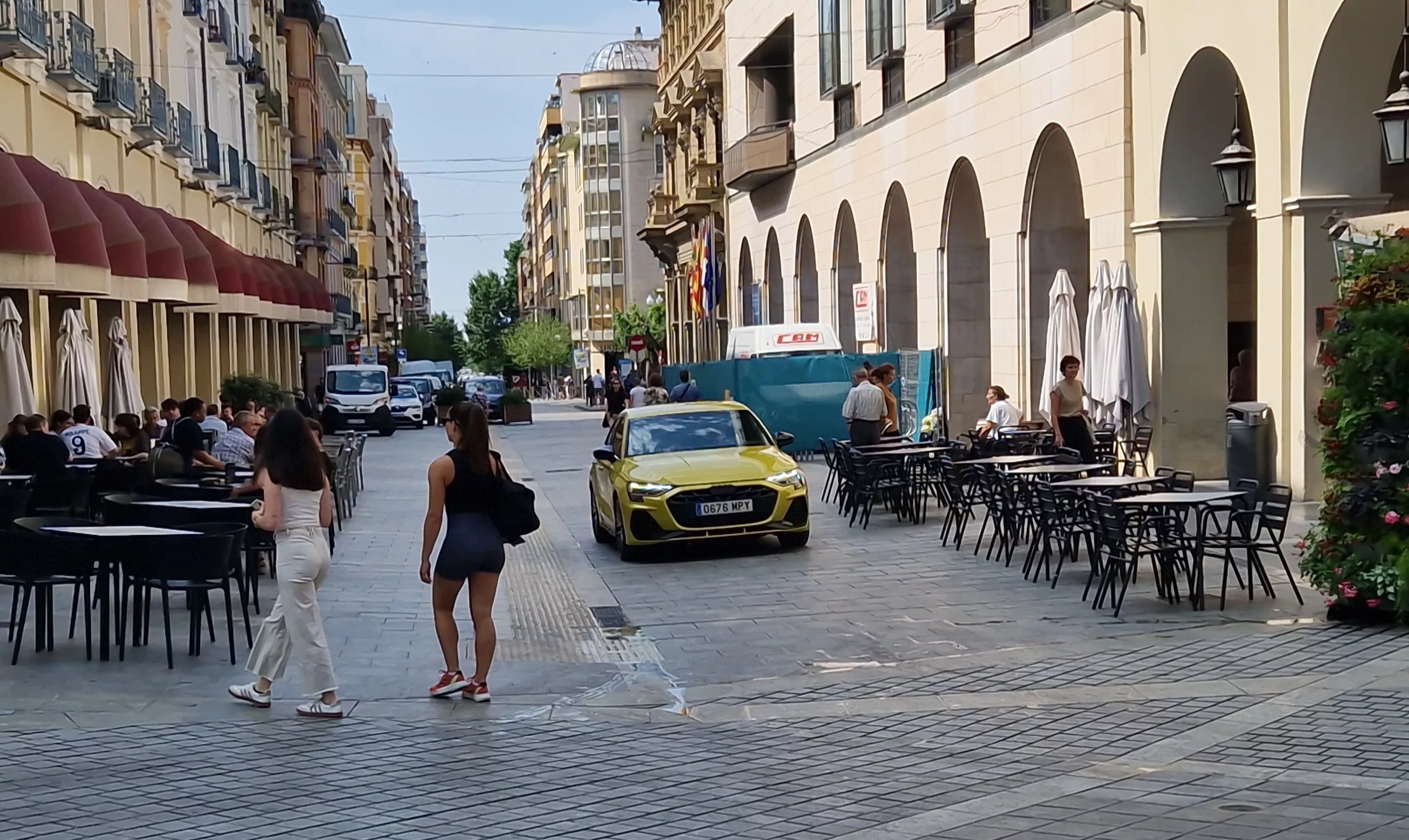Llegada de Irene Escolar a las Cuatro Esquinas de Huesca. Foto Myriam Martínez