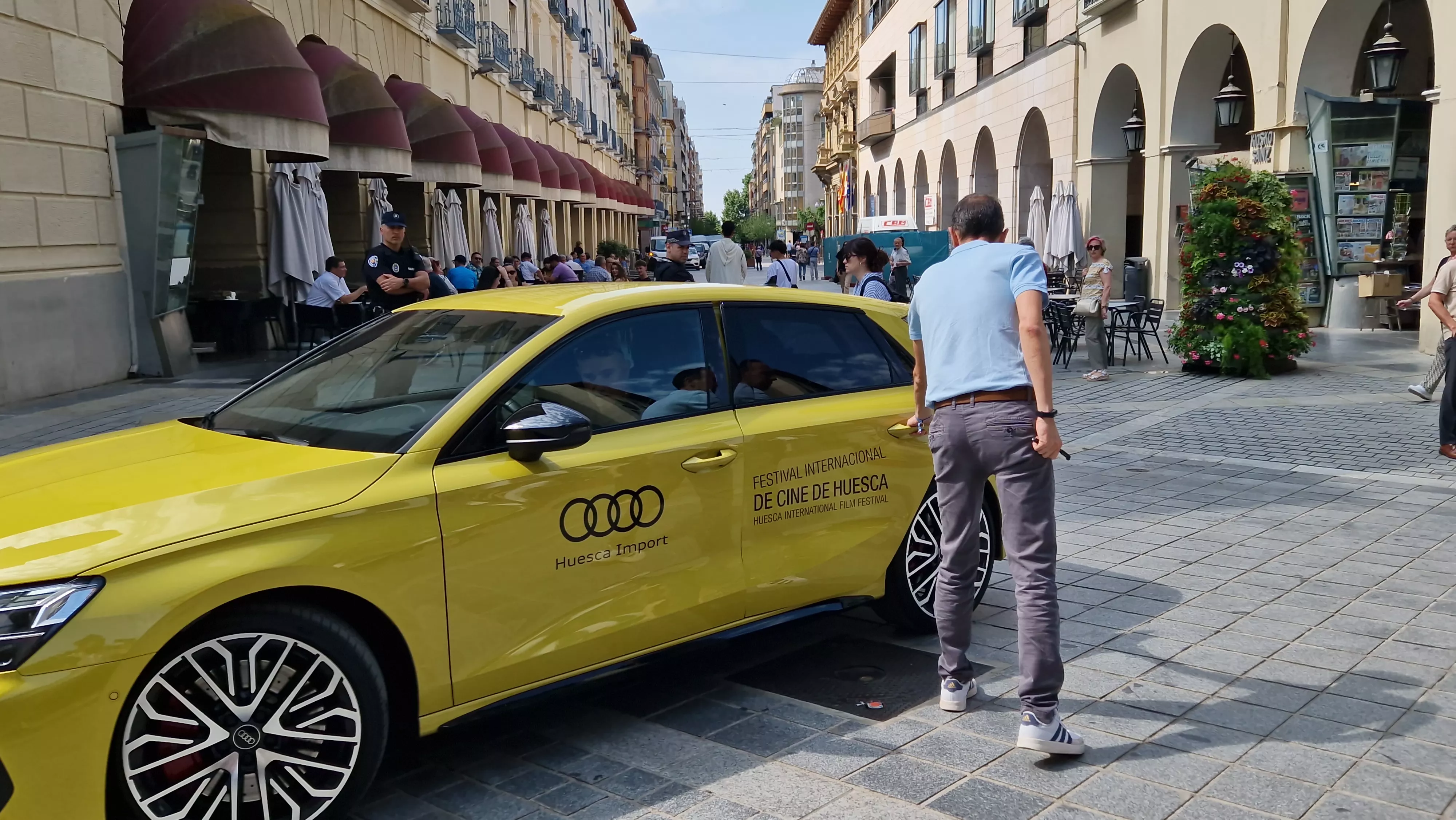 Llegada de Irene Escolar a las Cuatro Esquinas de Huesca. Foto Myriam Martínez