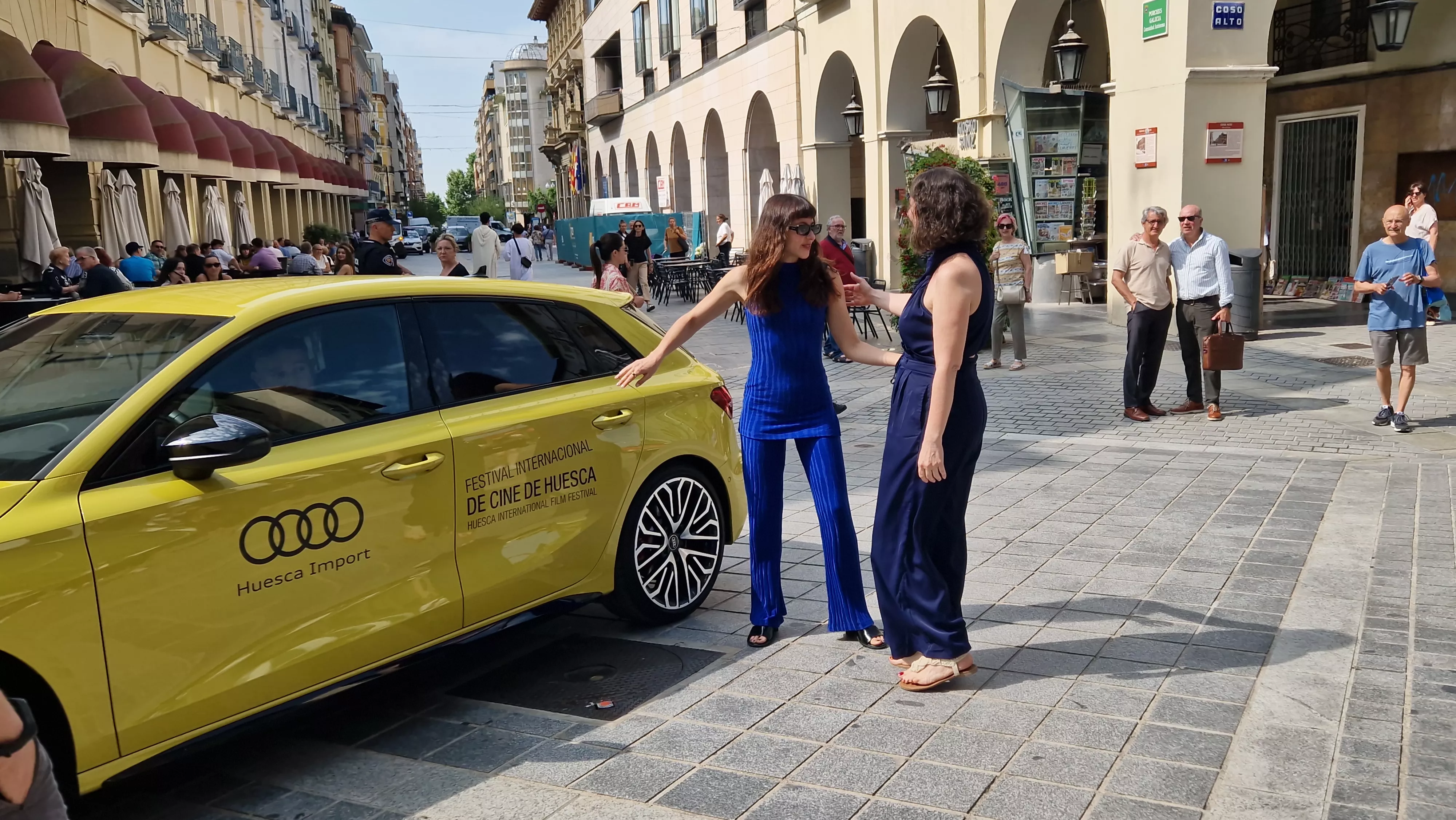 Llegada de Irene Escolar a las Cuatro Esquinas de Huesca, le recibe Estela Rasal. Foto Myriam Martínez