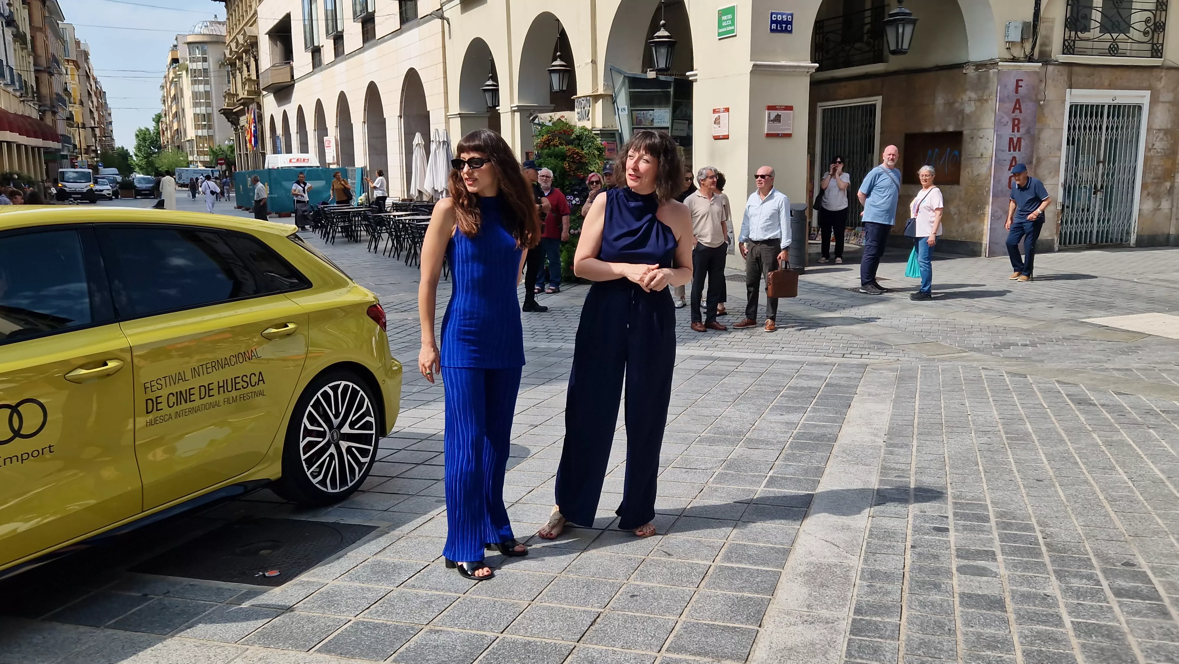 Irene Escolar a las Cuatro Esquinas de Huesca, le recibe Estela Rasal. Foto Myriam Martínez