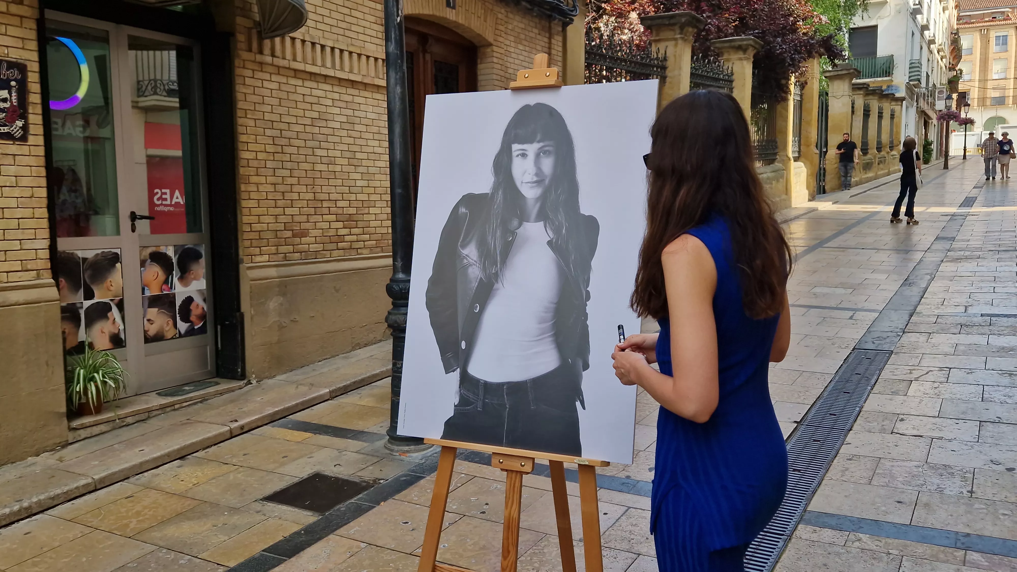 Irene Escolar firmando en su foto como Premio Ciudad de Huesca Carlos Saura. Foto Myriam Martínez