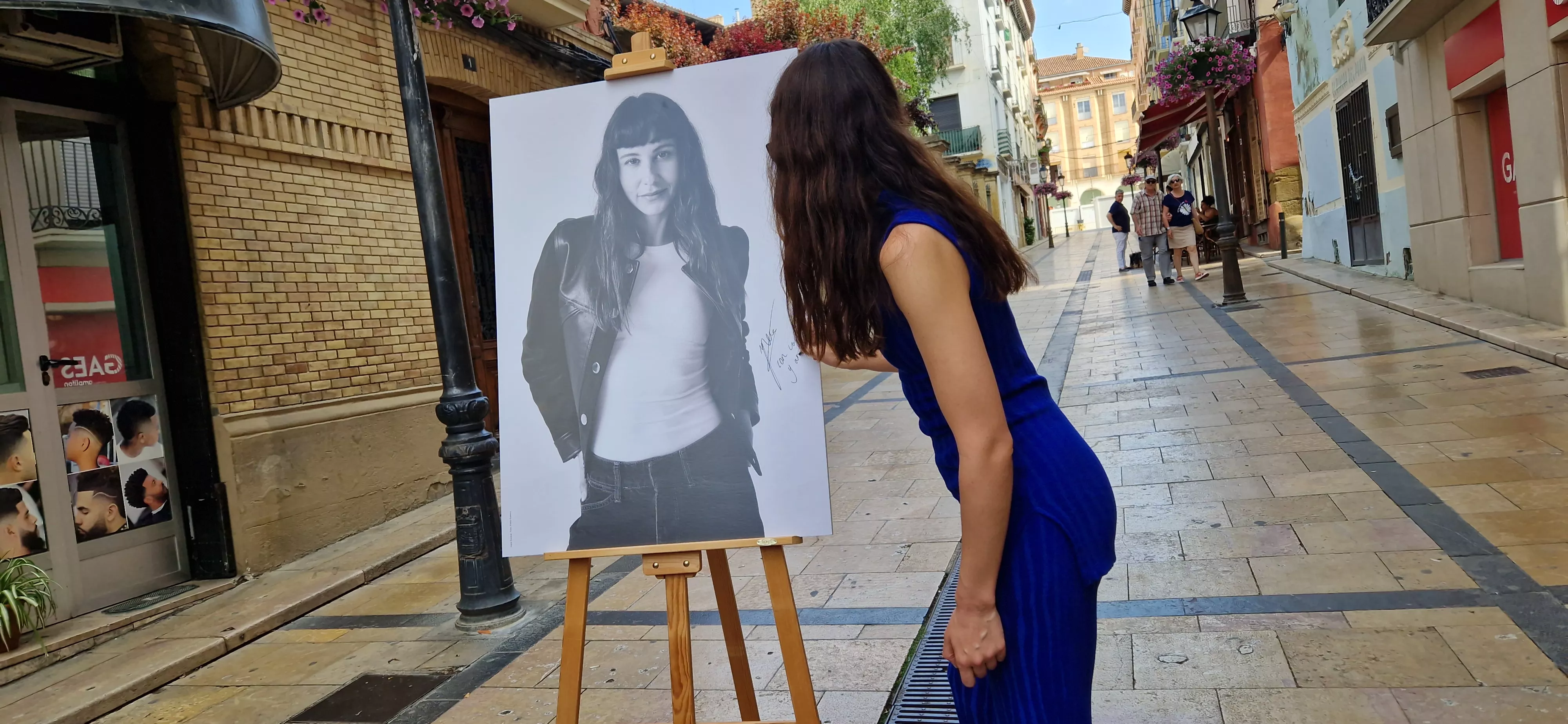 Irene Escolar firmando en su foto como Premio Ciudad de Huesca Carlos Saura. Foto Myriam Martínez