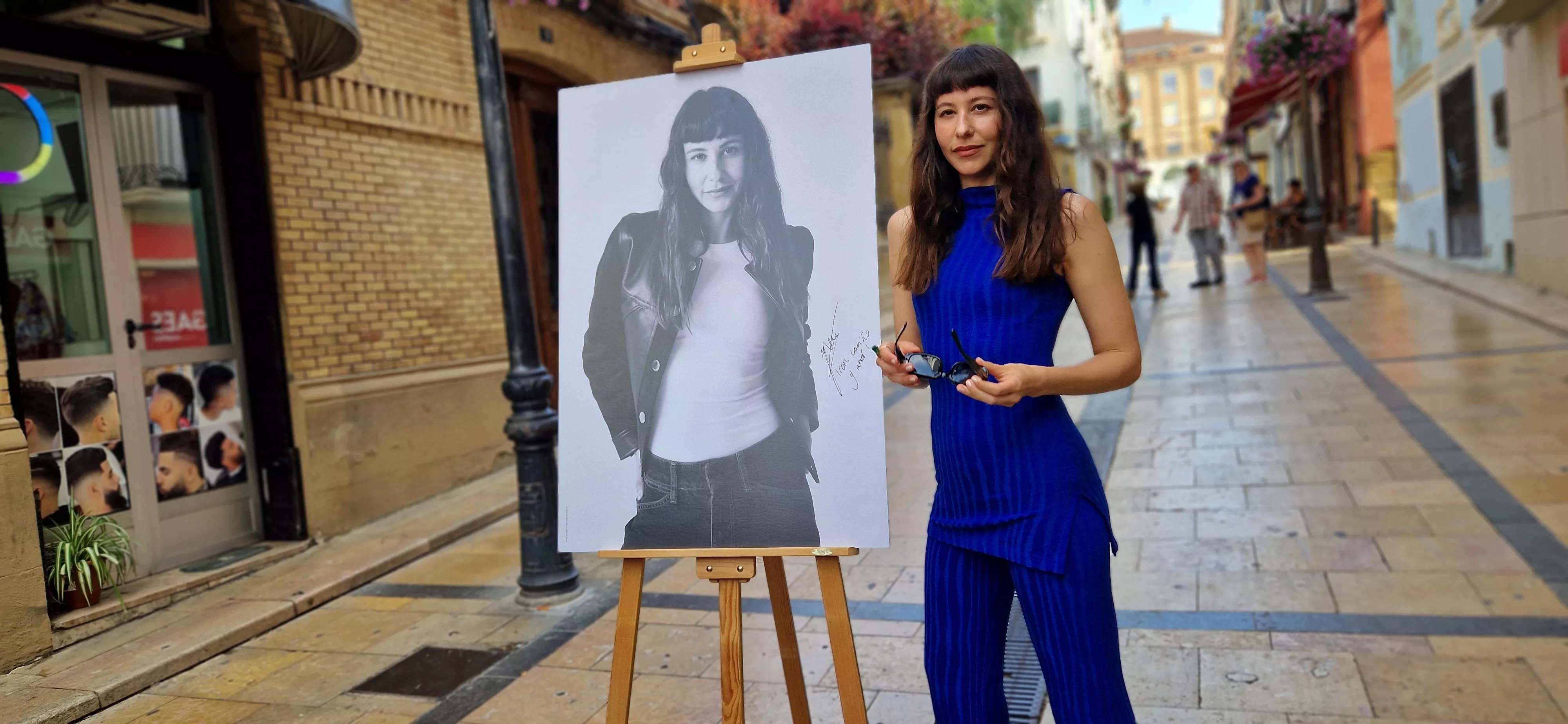 Irene Escolar junto a su foto como Premio Ciudad de Huesca Carlos Saura. Foto Myriam Martínez