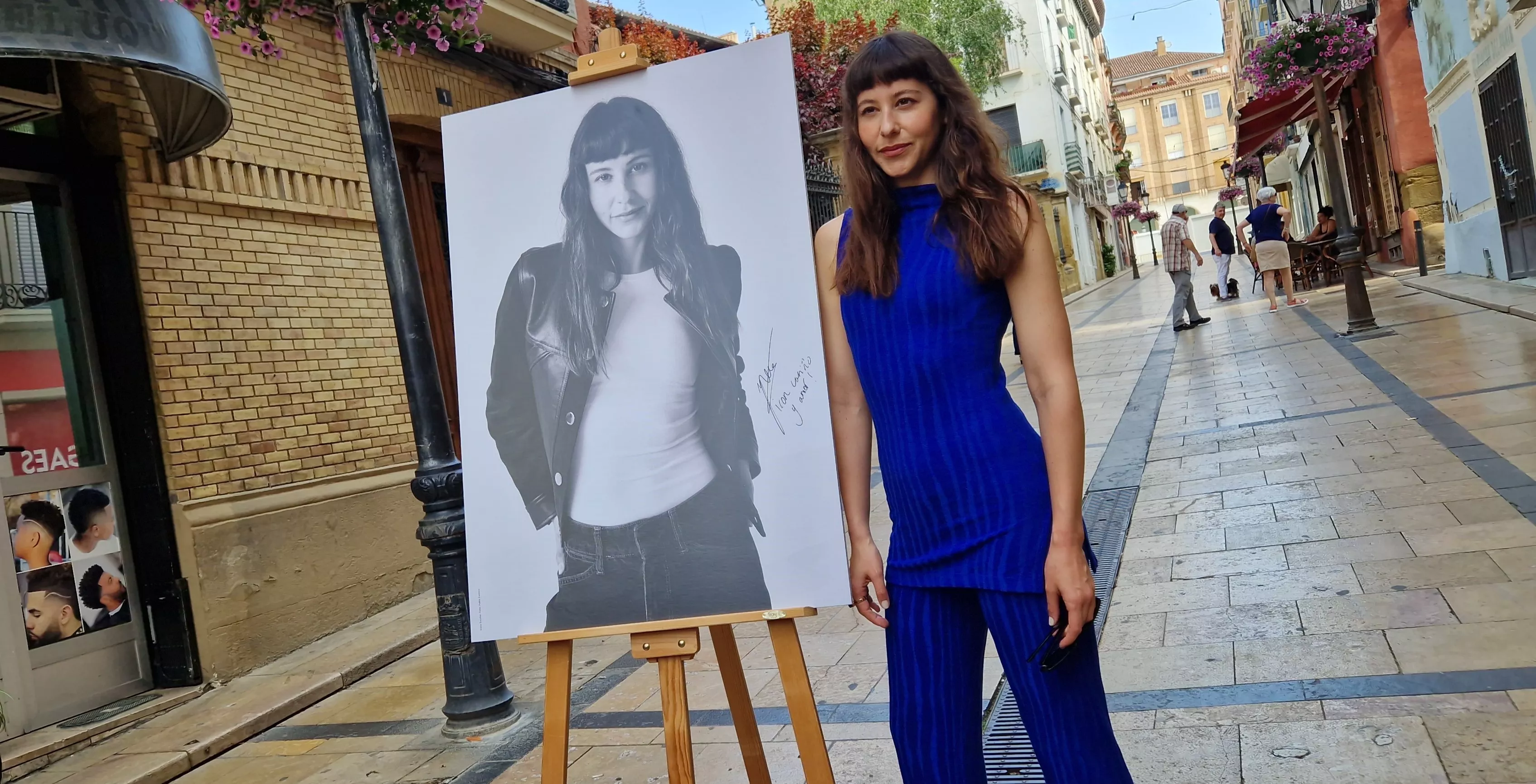 Irene Escolar junto a su foto como Premio Ciudad de Huesca Carlos Saura. Foto Myriam Martínez