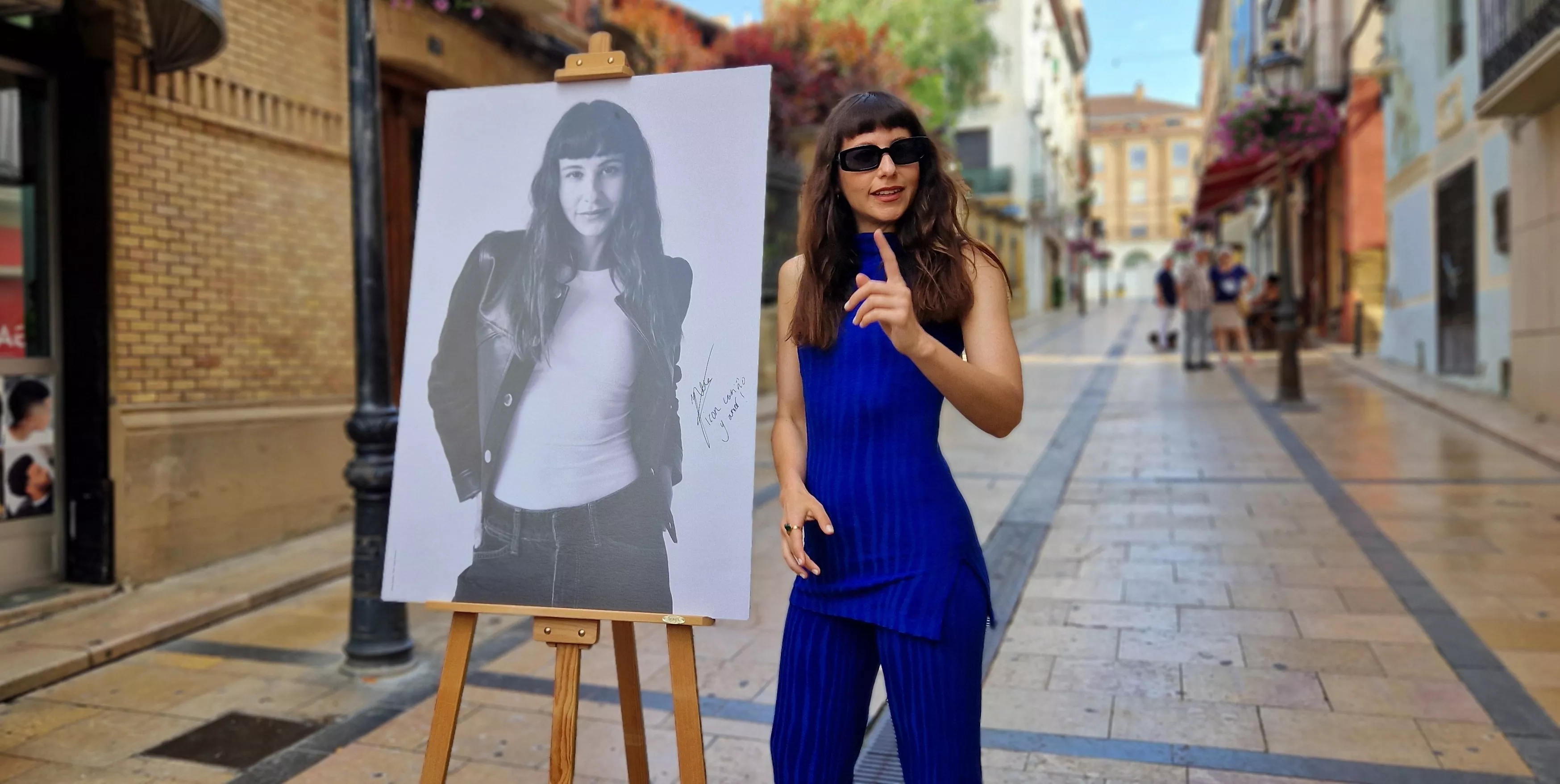 Irene Escolar junto a su foto como Premio Ciudad de Huesca Carlos Saura. Foto Myriam Martínez