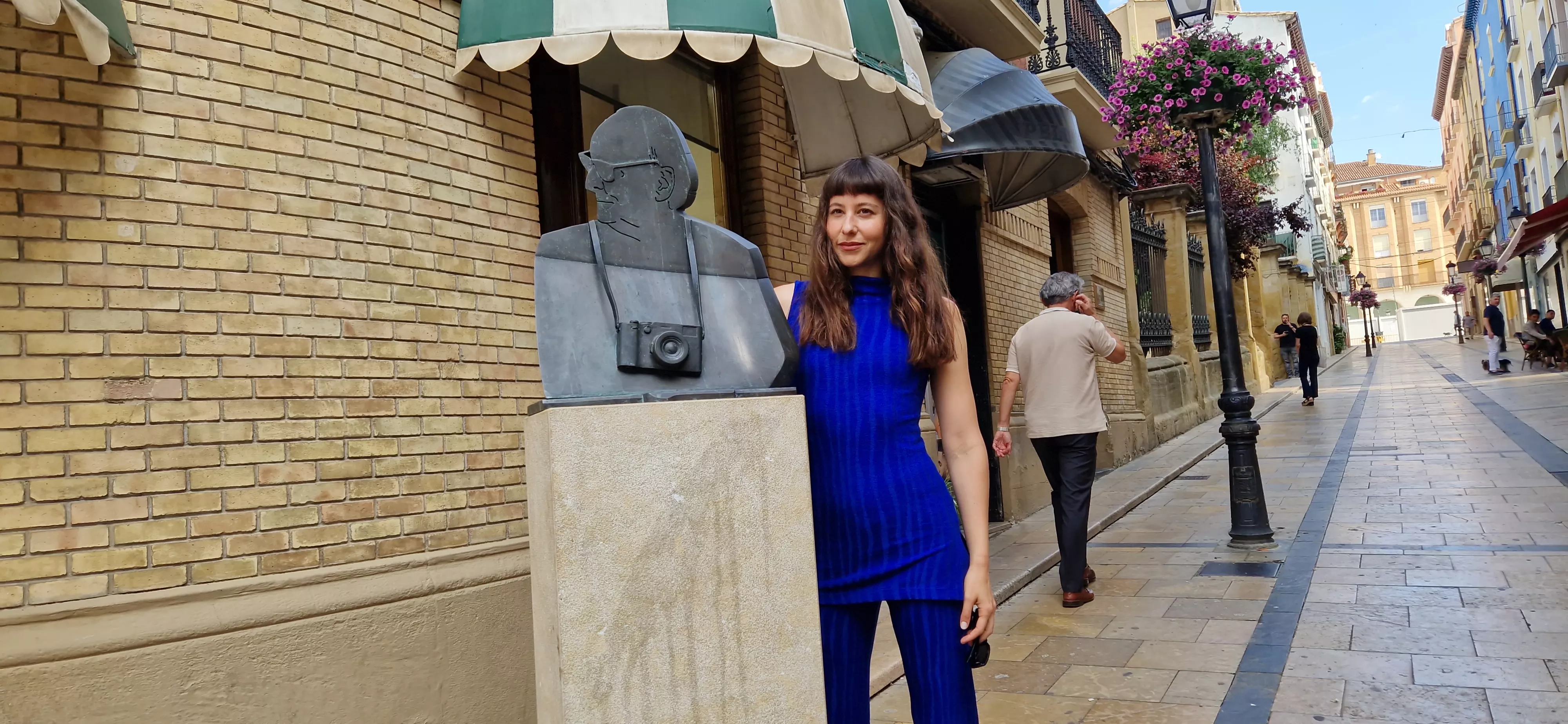 Irene Escolar posa junto al busto de Carlos Saura. Foto Myriam Martínez