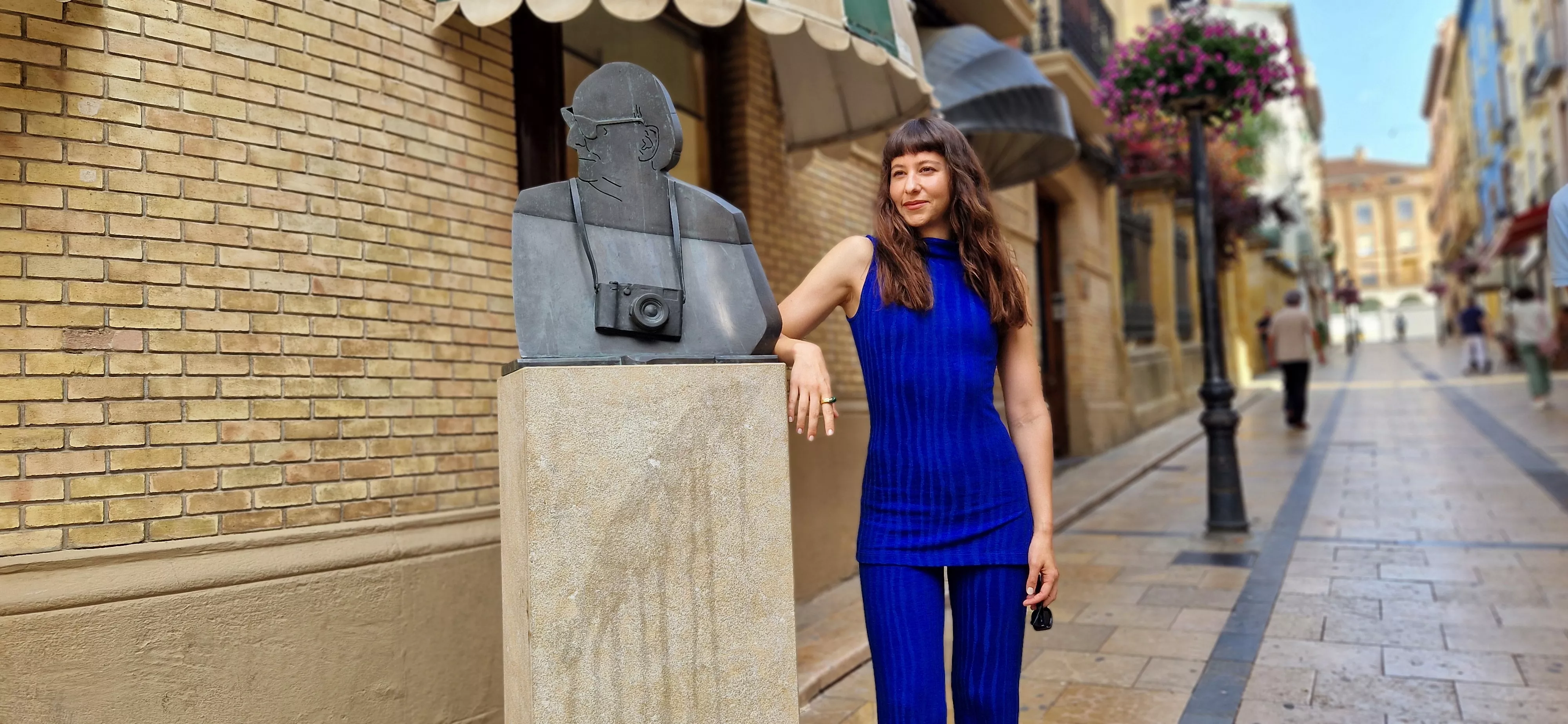 Irene Escolar posa junto al busto de Carlos Saura. Foto Myriam Martínez