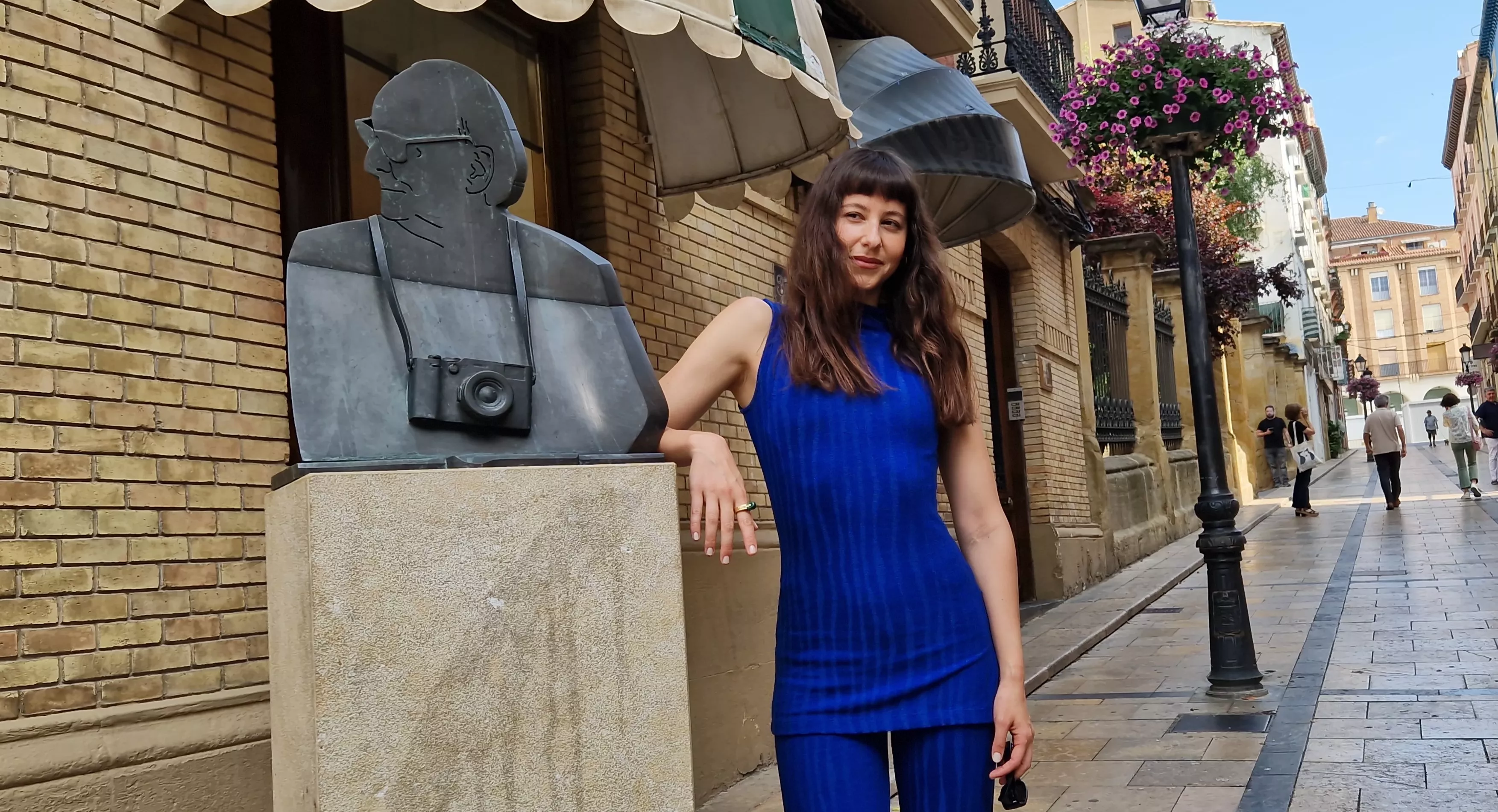 Irene Escolar posa junto al busto de Carlos Saura. Foto Myriam Martínez