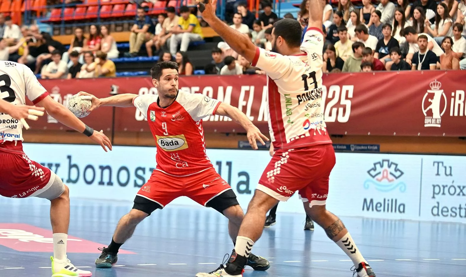 Óscar García arma su brazo para lanzar en el partido de Bada Huesca ante Logroño. Foto: RFEBM / J. L. Recio