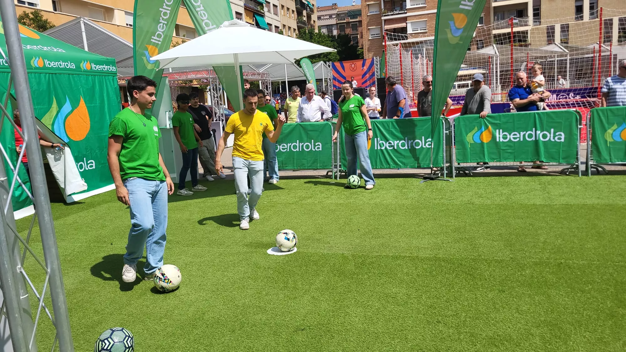 Juegos en la Fan Zone de la RFEF en la plaza San Antonio de Huesca