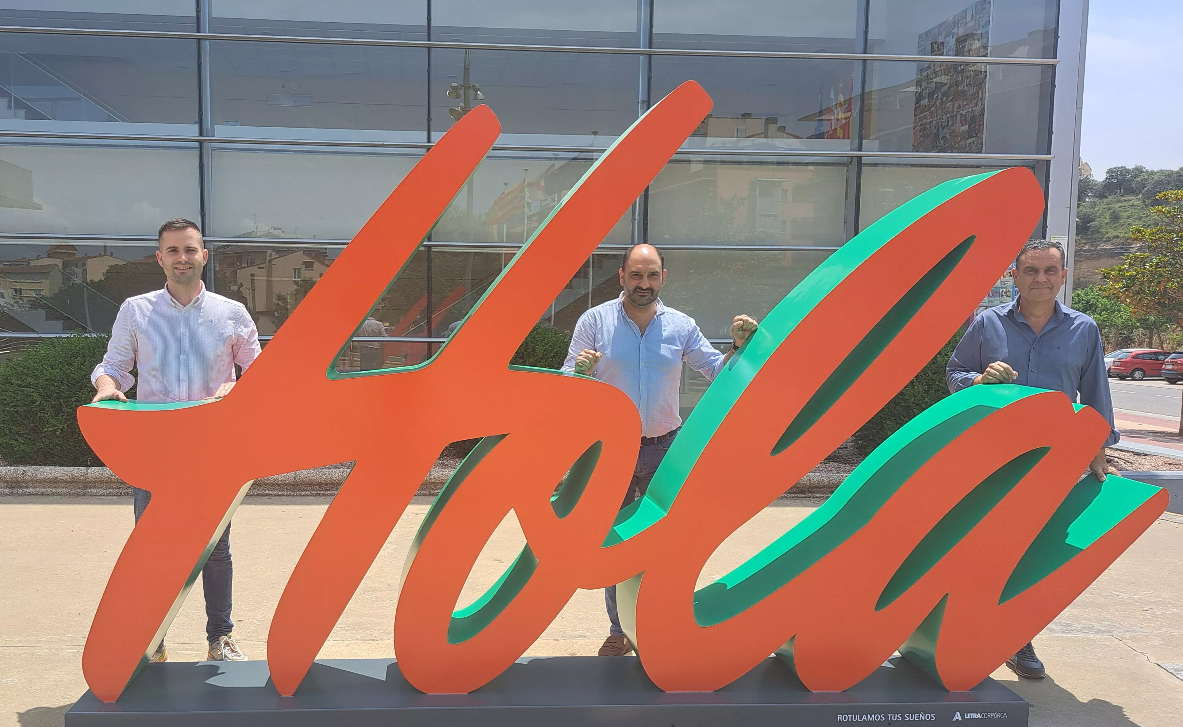 Un gran ‘Hola’ da la bienvenida a Barbastro desde la plaza del Centro de Congresos.