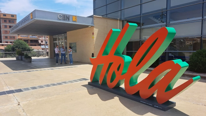 El monumental 'Hola' que da la bienvenida a barbastrenses y visitantes. El monumental 'Hola' que da la bienvenida a barbastrenses y visitantes.