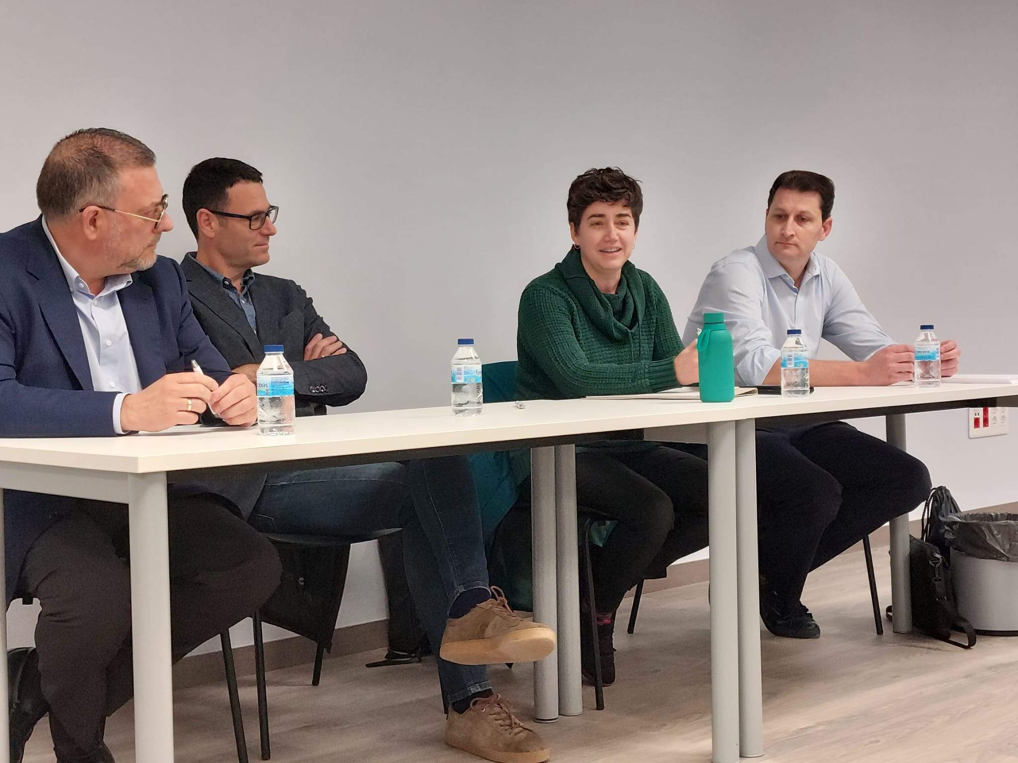 Raúl Benito, Roberto Monzón, Silvia Mellado (Verdes Equo) y Jorge Pascual en una reunión con el Foro Huesca Excelente.