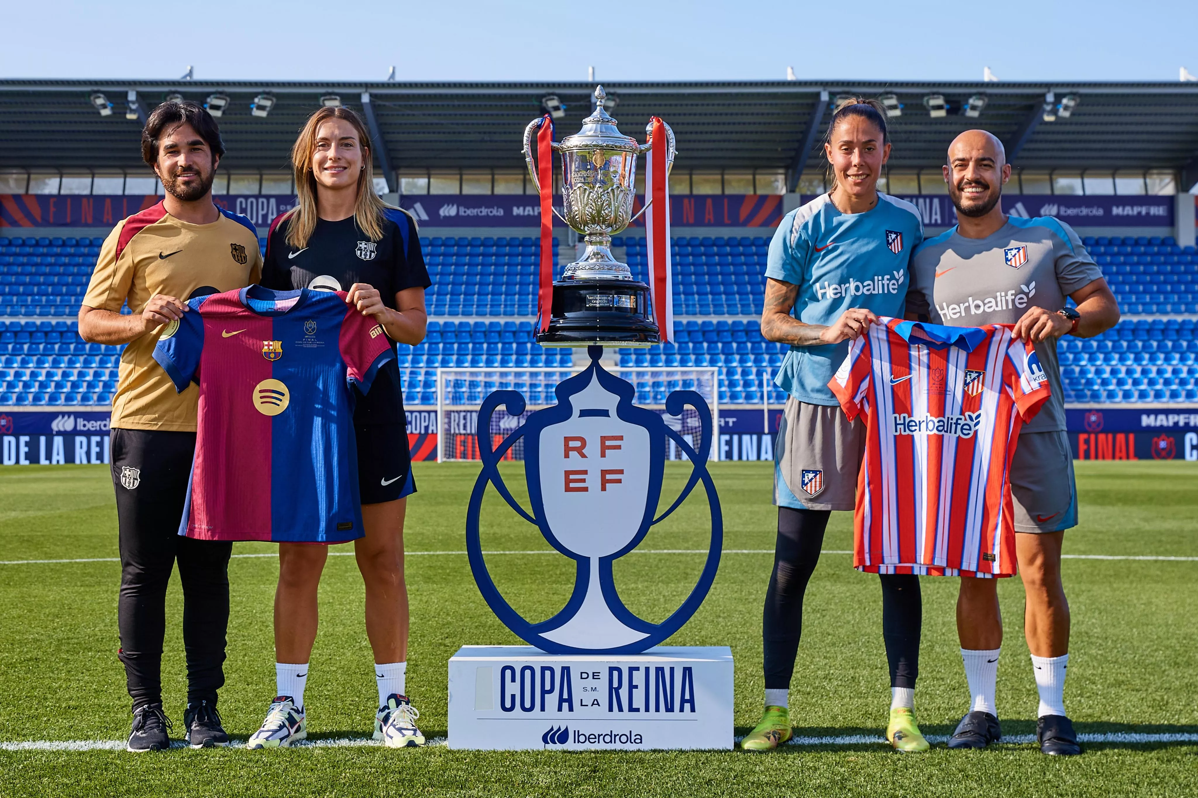Romeu, Putellas, Martín y Gallardo, posan junto a la Copa.