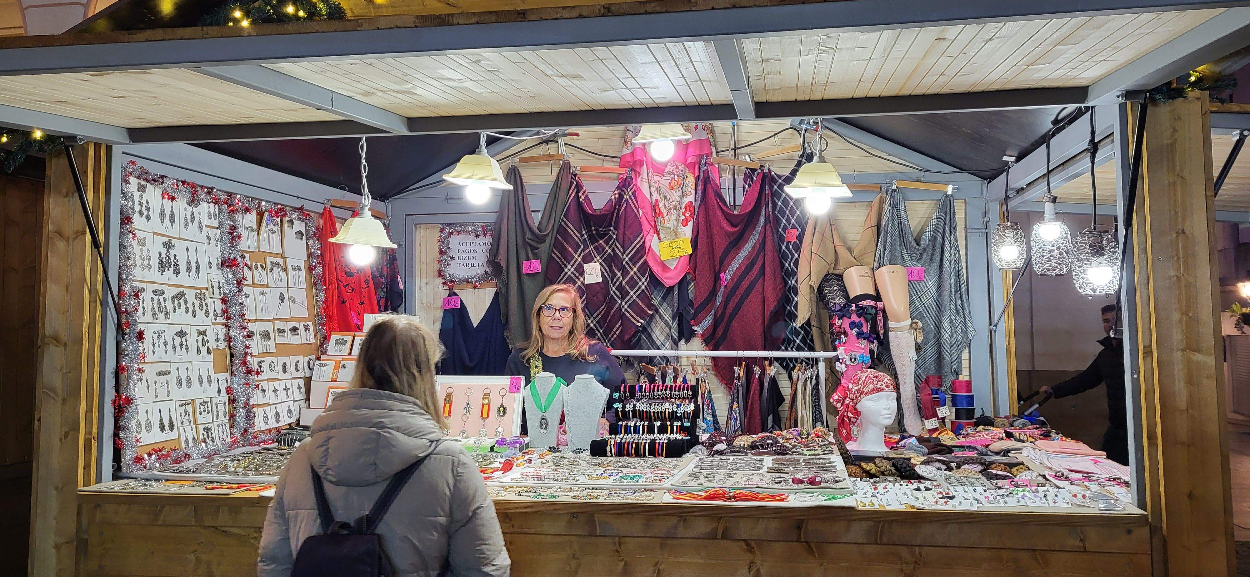 Raquel en su puesto de joyería y bisutería para los trajes de jotera en la feria de artesanía de Huesca