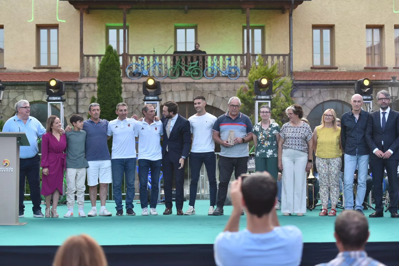 XXVII Galardón Félix de Azara al conjunto de los 1.200 voluntarios de la marcha cicloturista Quebrantahuesos.