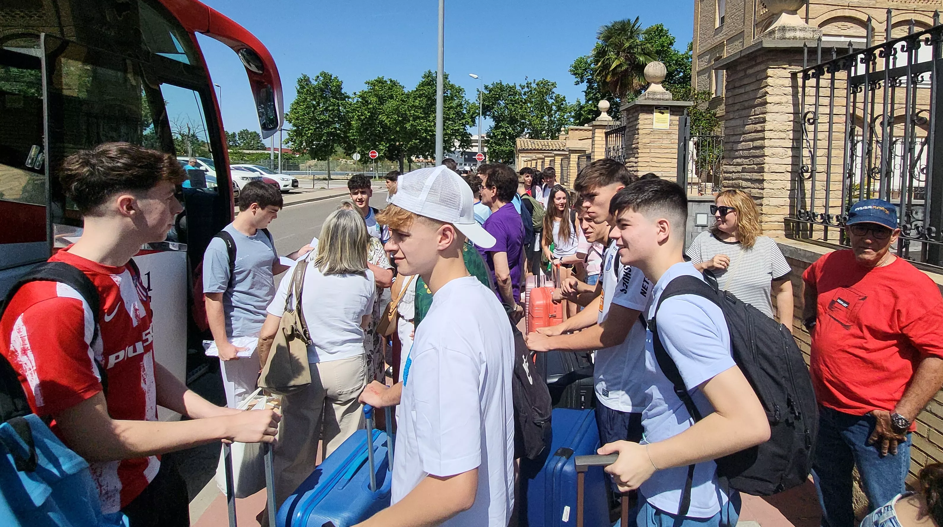 Estudiantes de Huesca viajan a Salou tras el bachillerato y la PAU. Foto Mercedes Manterola
