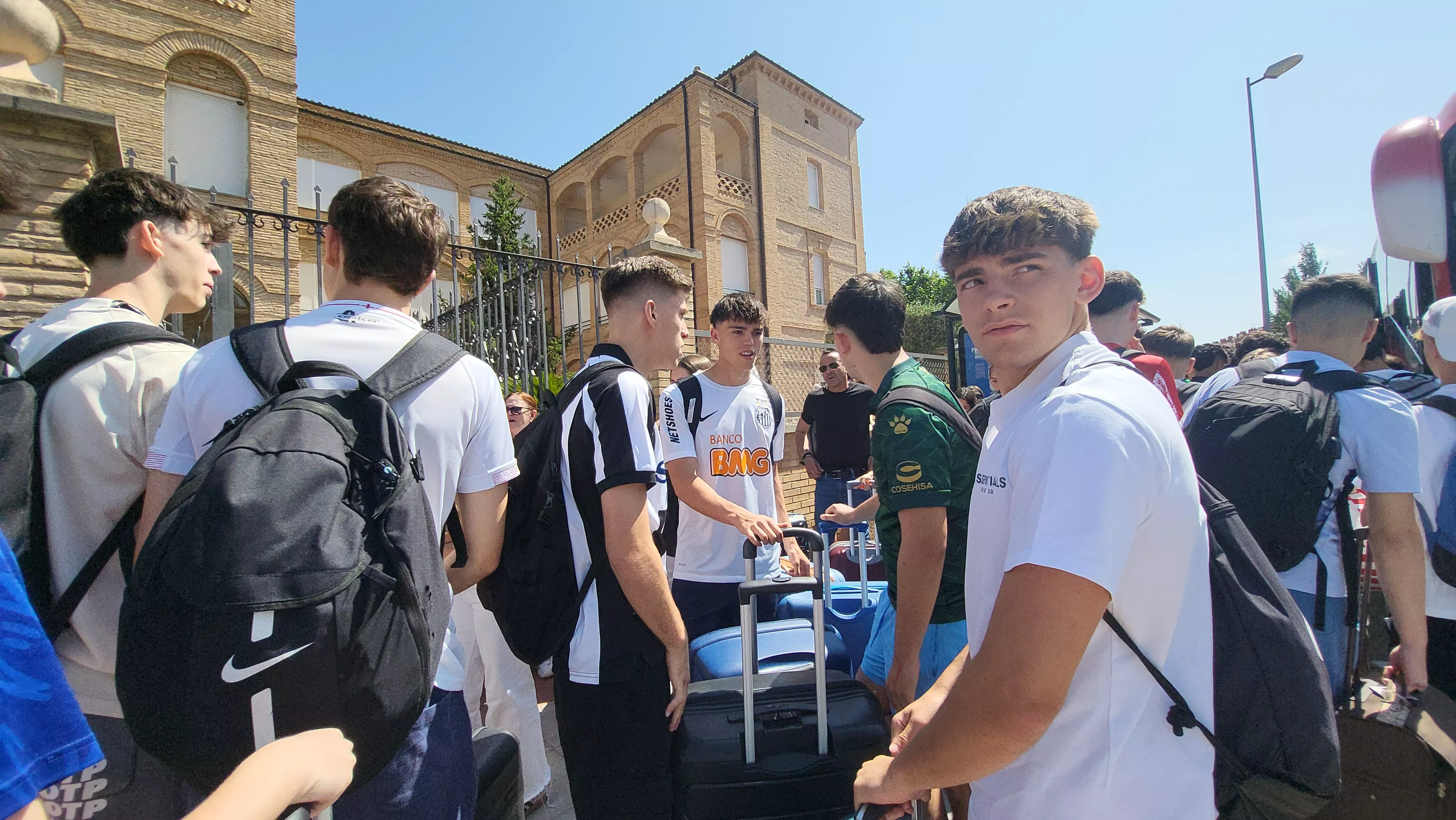 Estudiantes de Huesca viajan a Salou tras el bachillerato y la PAU. Foto Mercedes Manterola
