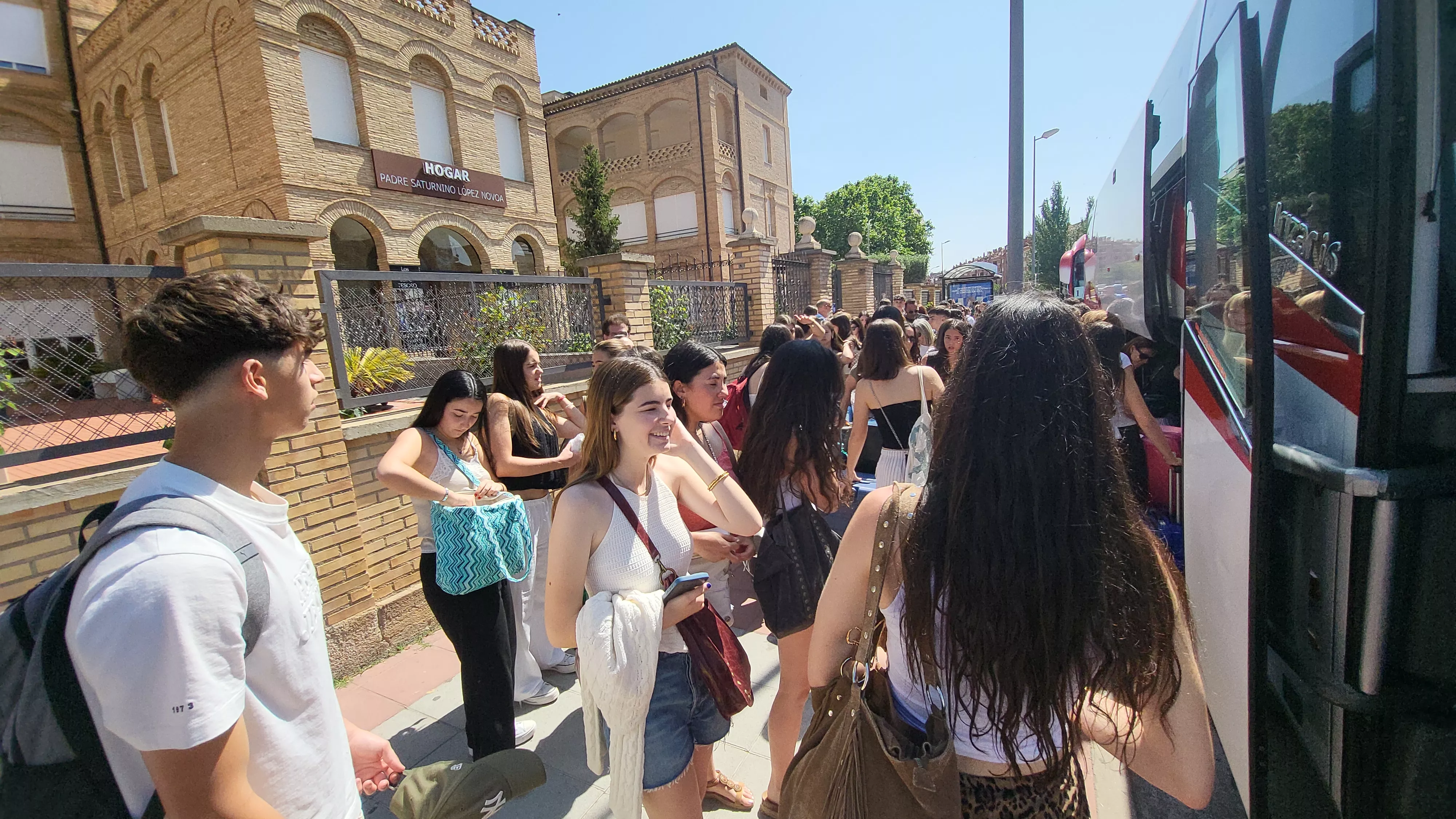Estudiantes de Huesca viajan a Salou tras el bachillerato y la PAU. Foto Mercedes Manterola