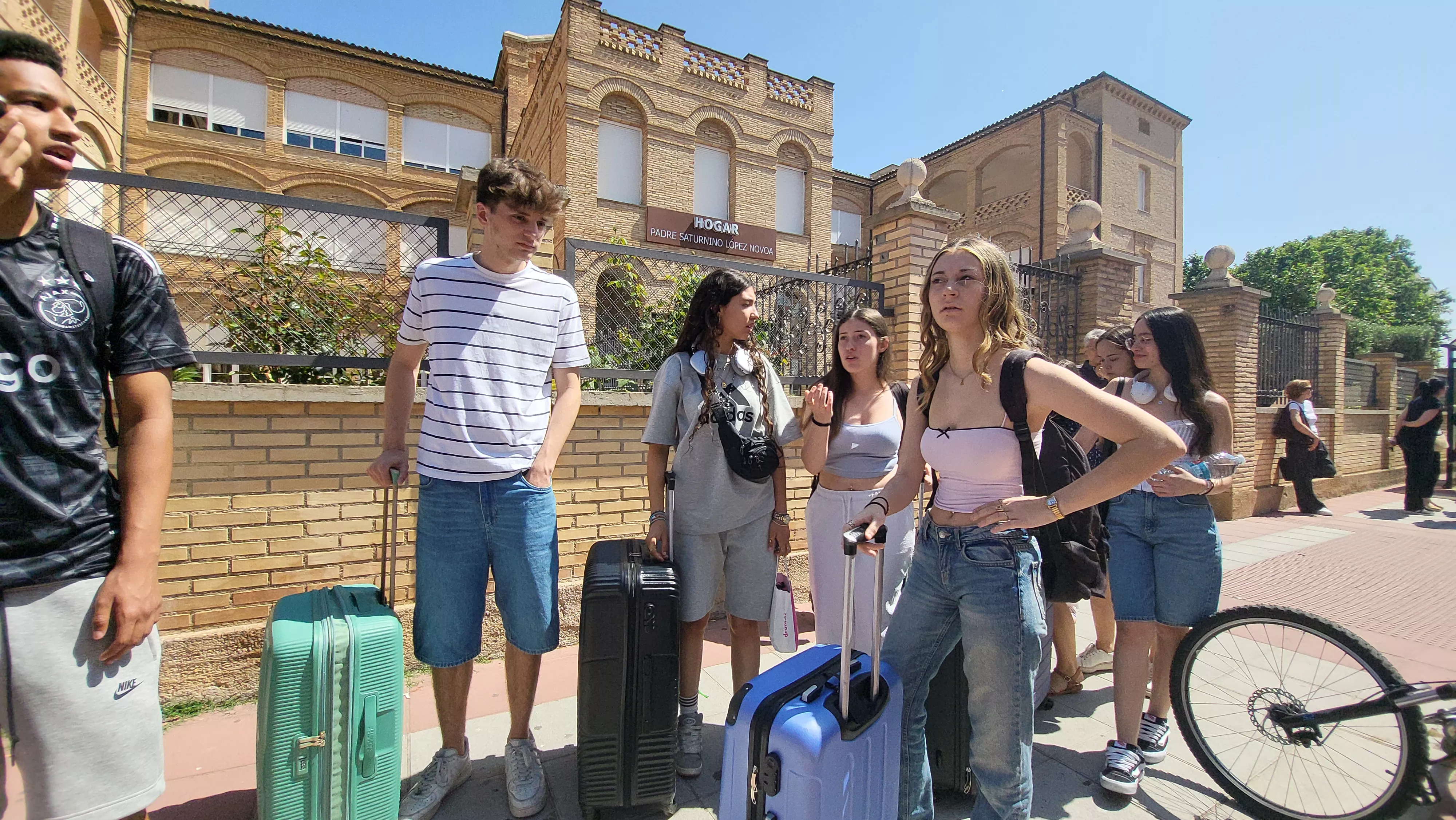 Estudiantes de Huesca viajan a Salou tras el bachillerato y la PAU. Foto Mercedes Manterola
