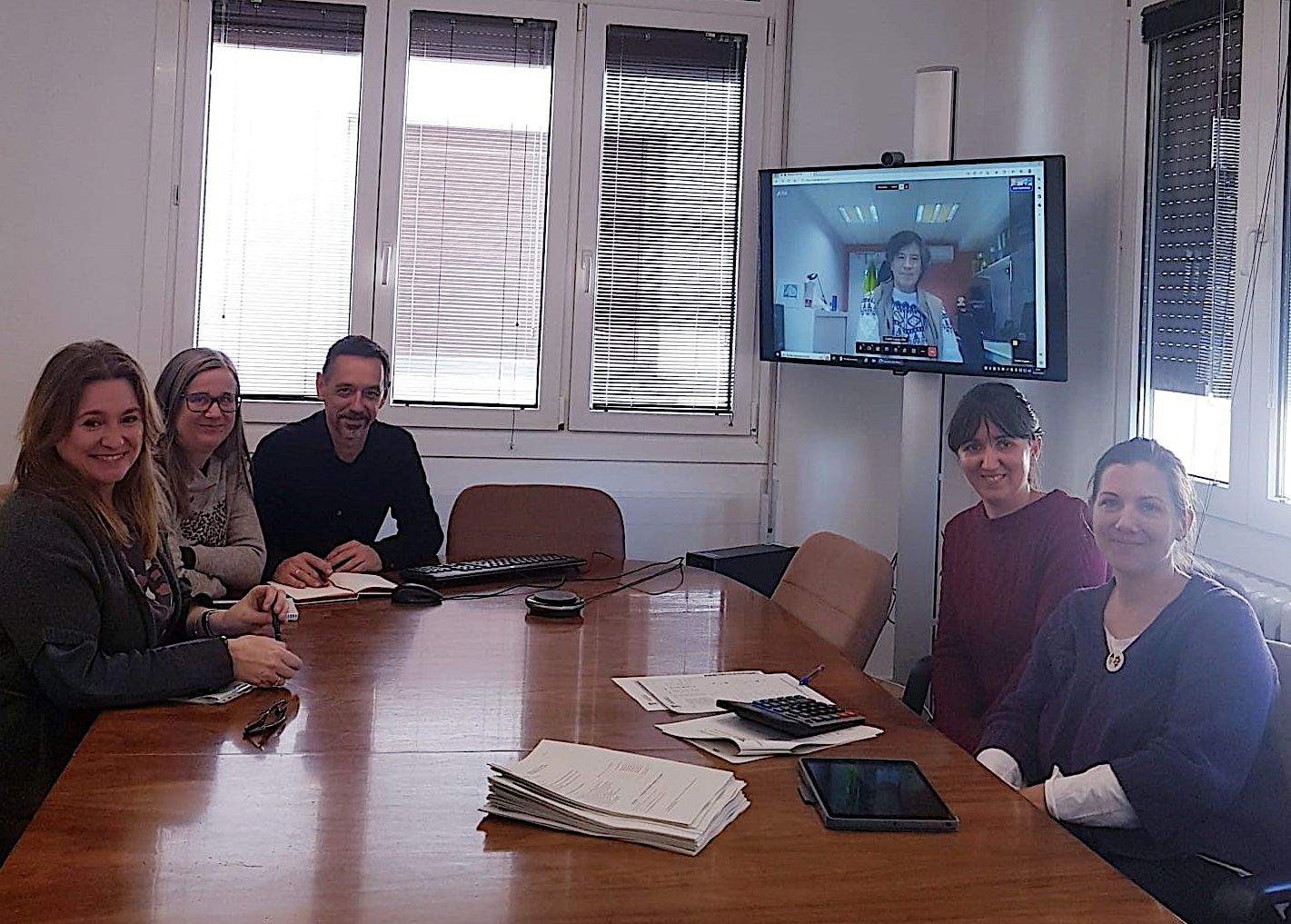 Deliberación del jurado. Las becas López Otín 2022 son para Beatriz Bazo y Jorge Bruned. Foto Ayuntamiento de Sabiñánigo