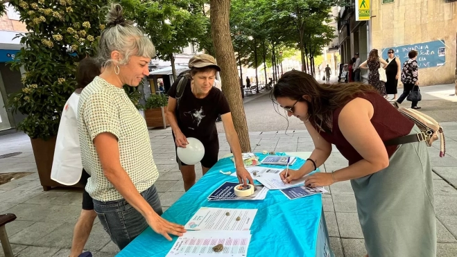 Recogida de firmas en la mesa informativa del Movimiento Off. Foto Mercedes Manterola