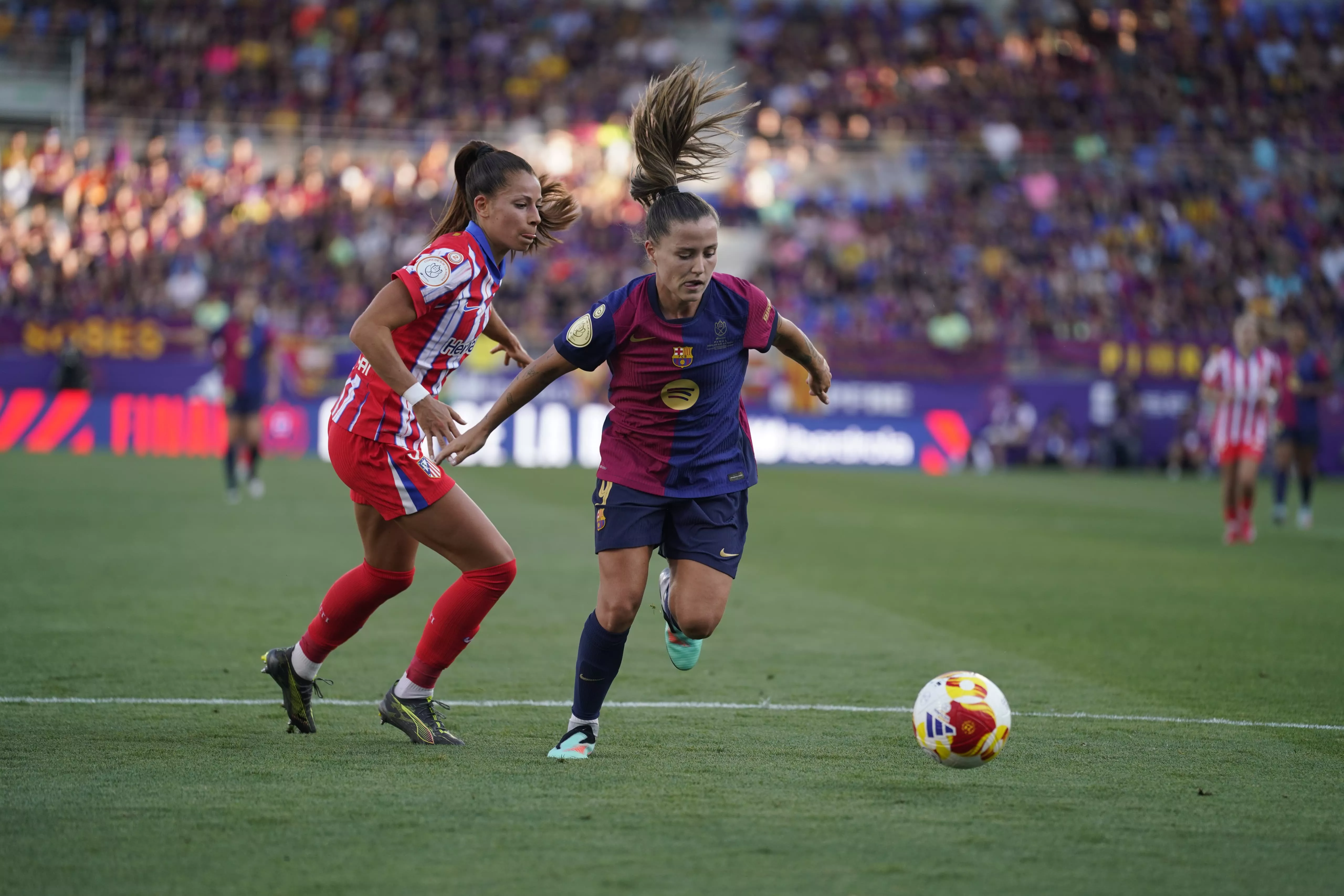 Pina conduce un balón en el partido del Barcelona ante el Atlético de Madrid. Copa de la Reina: demasiado Barça para tan poco Atleti (2-0). Foto: Daniel Vidal @fotomaniafut