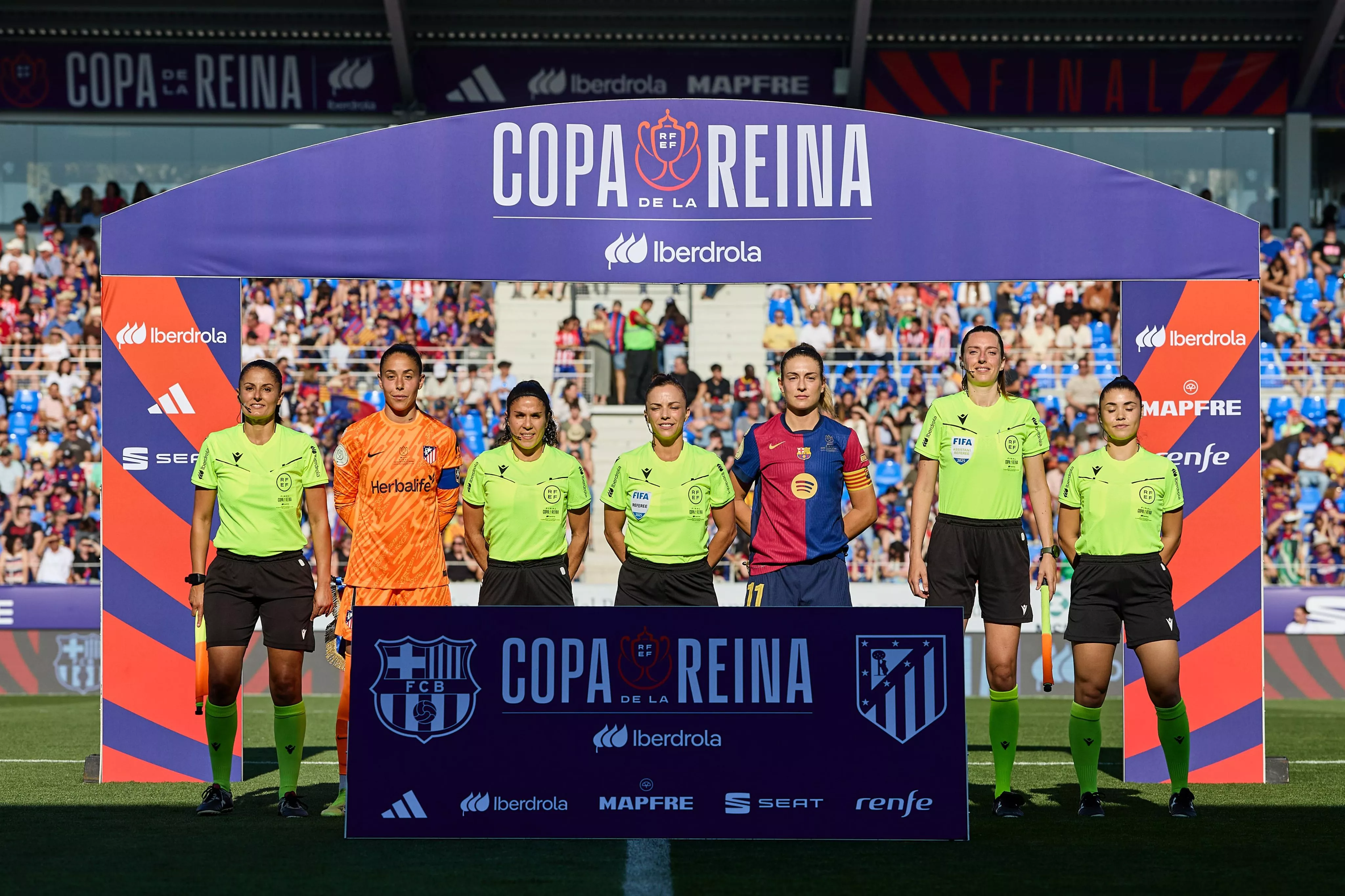 Árbitras y capitanas antes del partido. Foto: RFEF