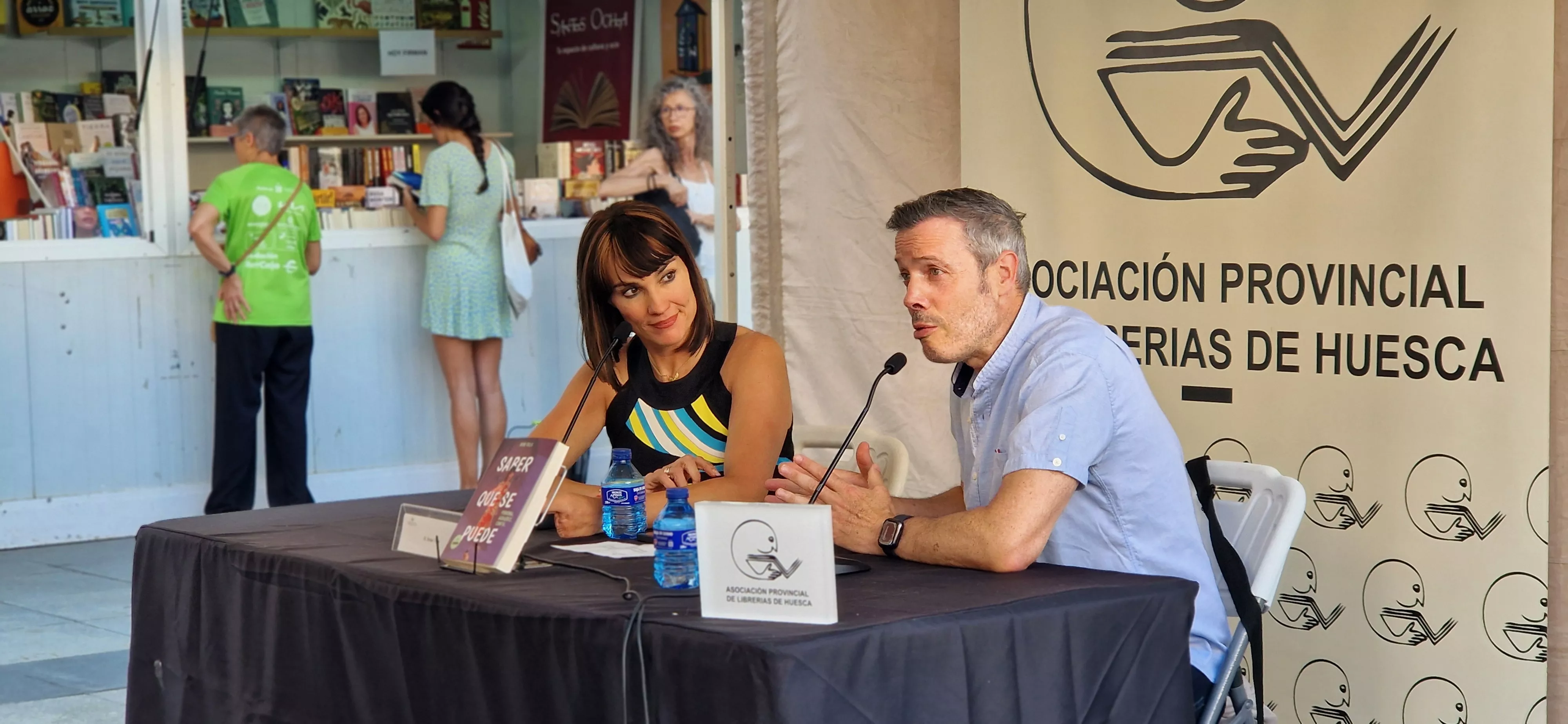 Irene Villa con su pareja, David Serrato, en la Feria del Libro de Huesca. Foto Myriam Martínez