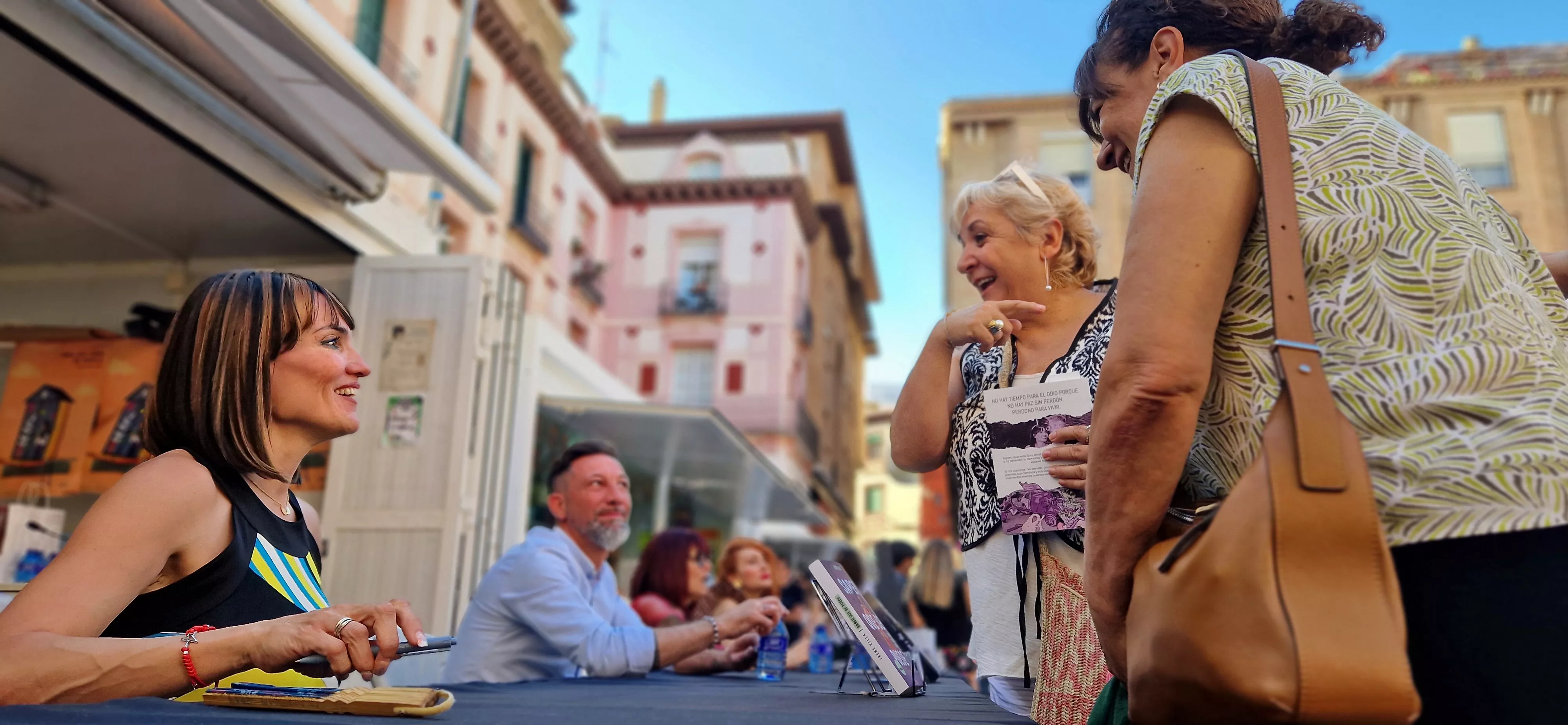 Irene Villa, firmando ejemplares en la Feria del Libro de Huesca. Foto Myriam Martínez