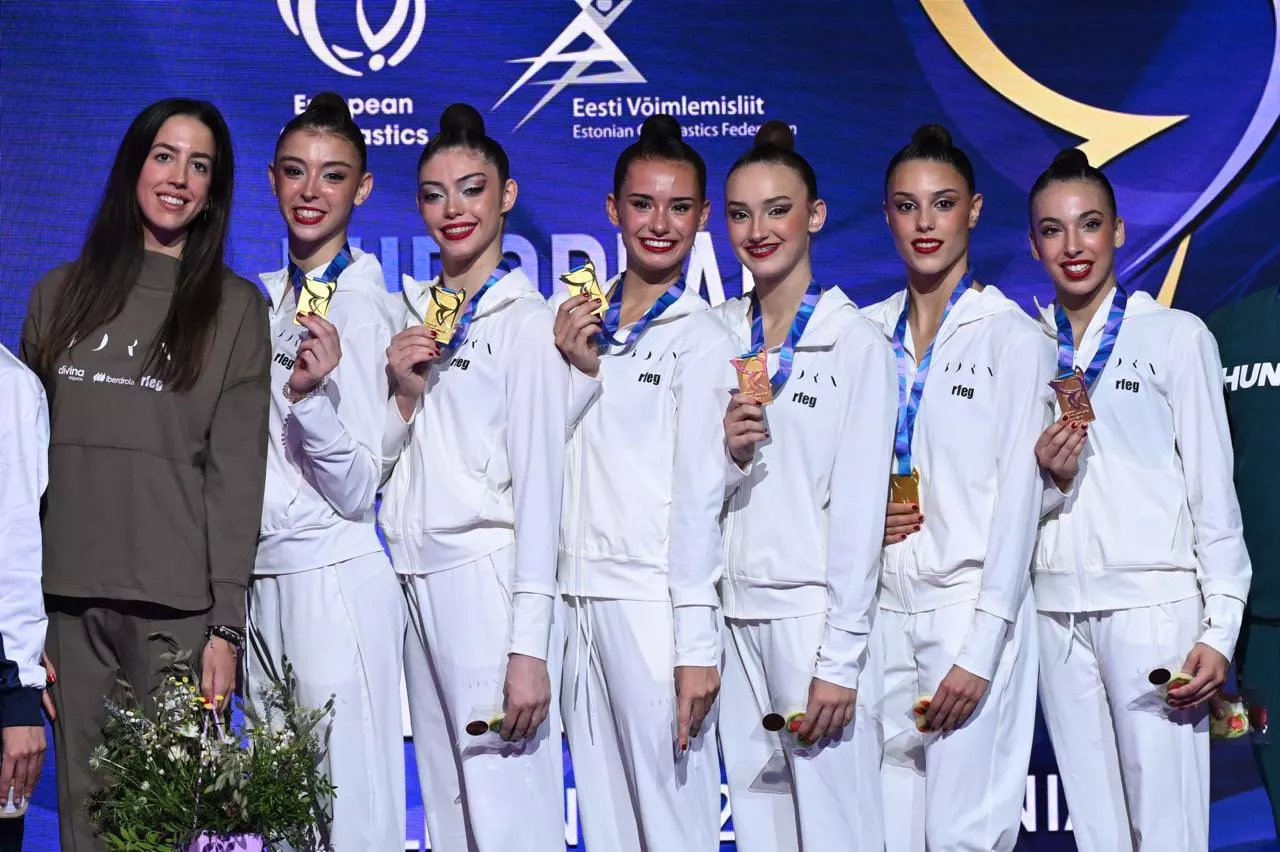 El conjunto español con la medalla de oro en Tallín.
