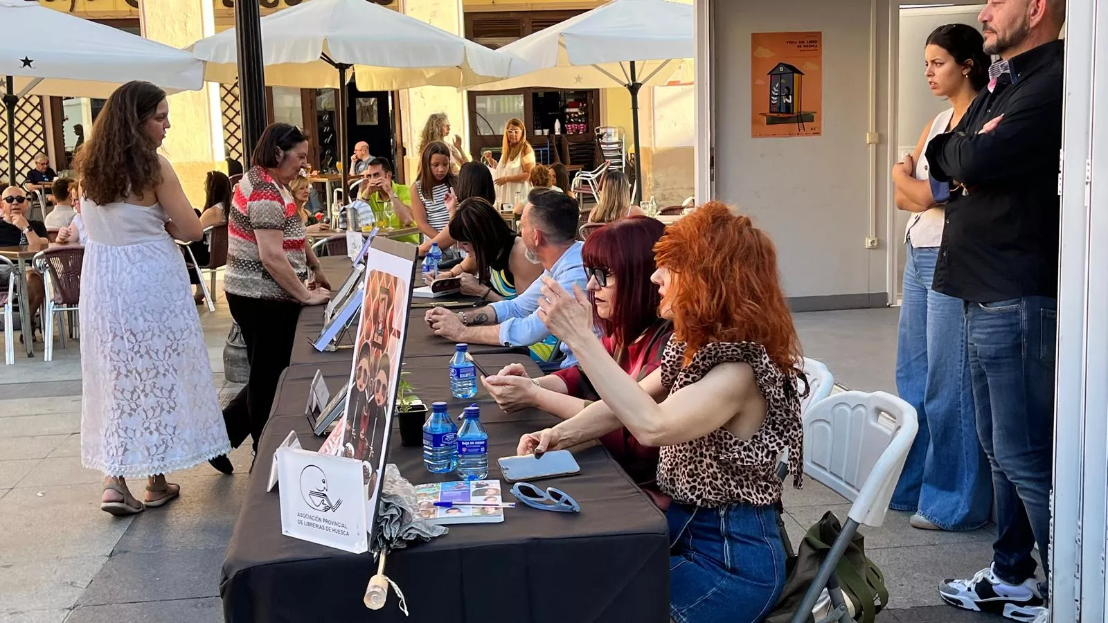 Escritores en la zona de firmas de la Feria del Libro de Huesca. Foto Mercedes Manterola