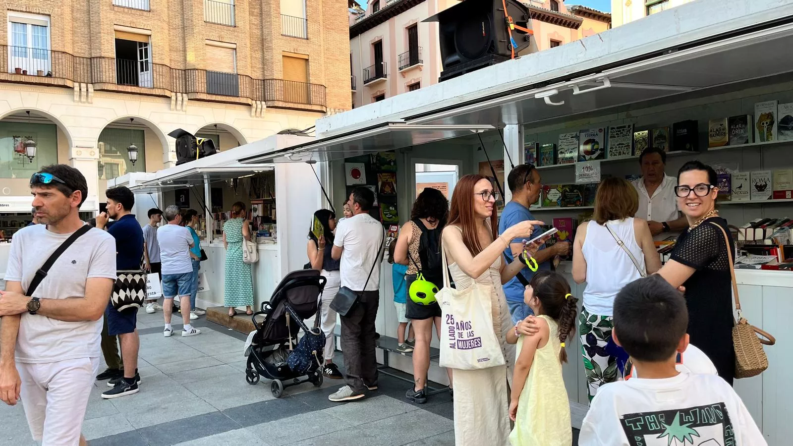 Jornada del sábado en la Feria del Libro de Huesca. Foto Mercedes Manterola