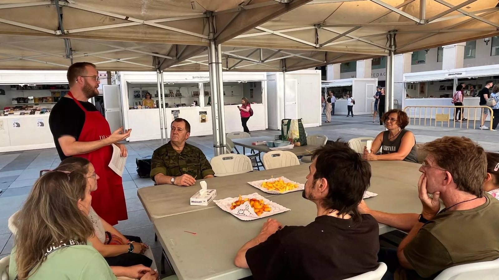 Sesión de cata de fruta y literatura realizada por la Asociación Literaria Singular. Foto Mercedes Manterola